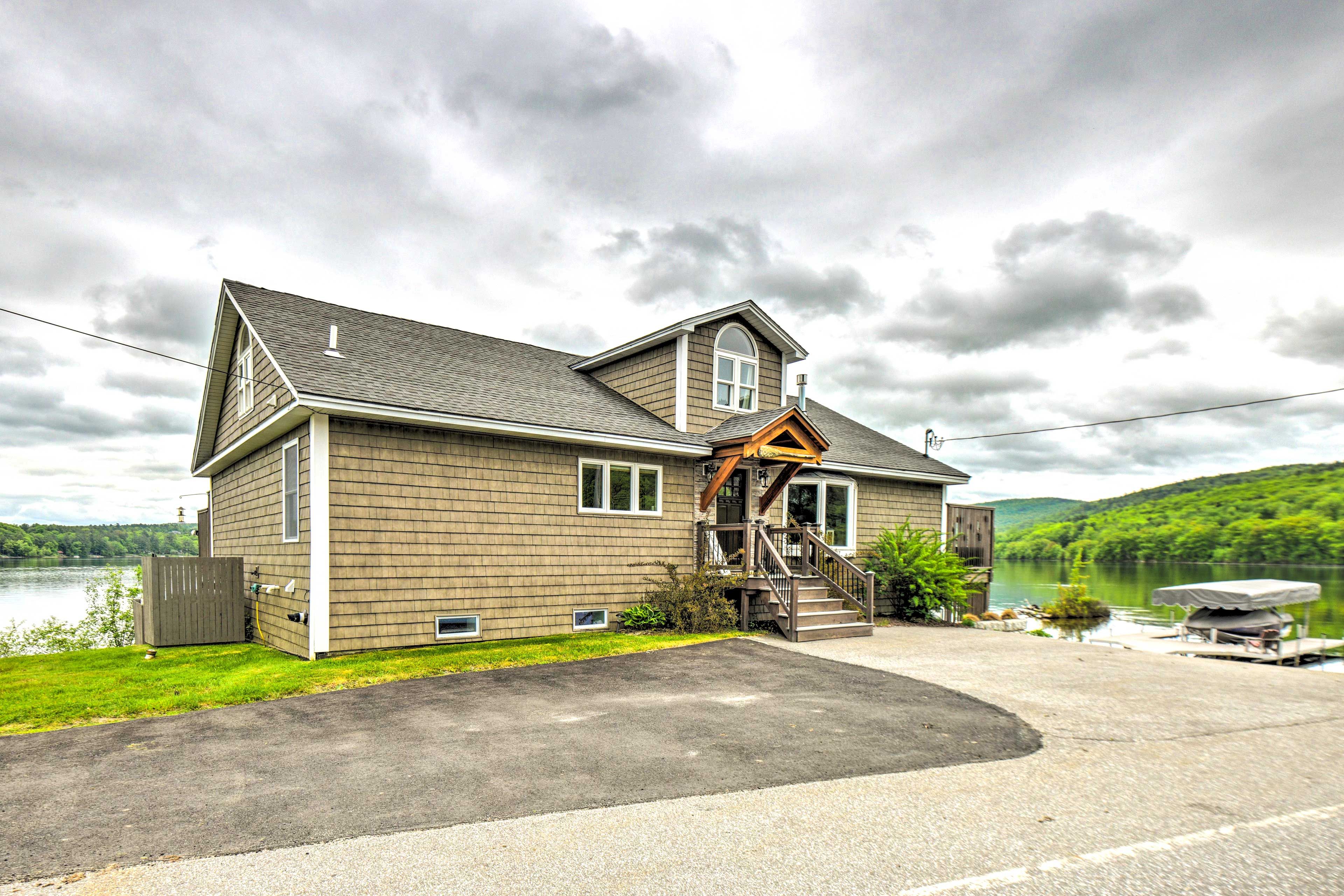 Parking | Driveway (4 Vehicles) | Trailer/Boat Parking