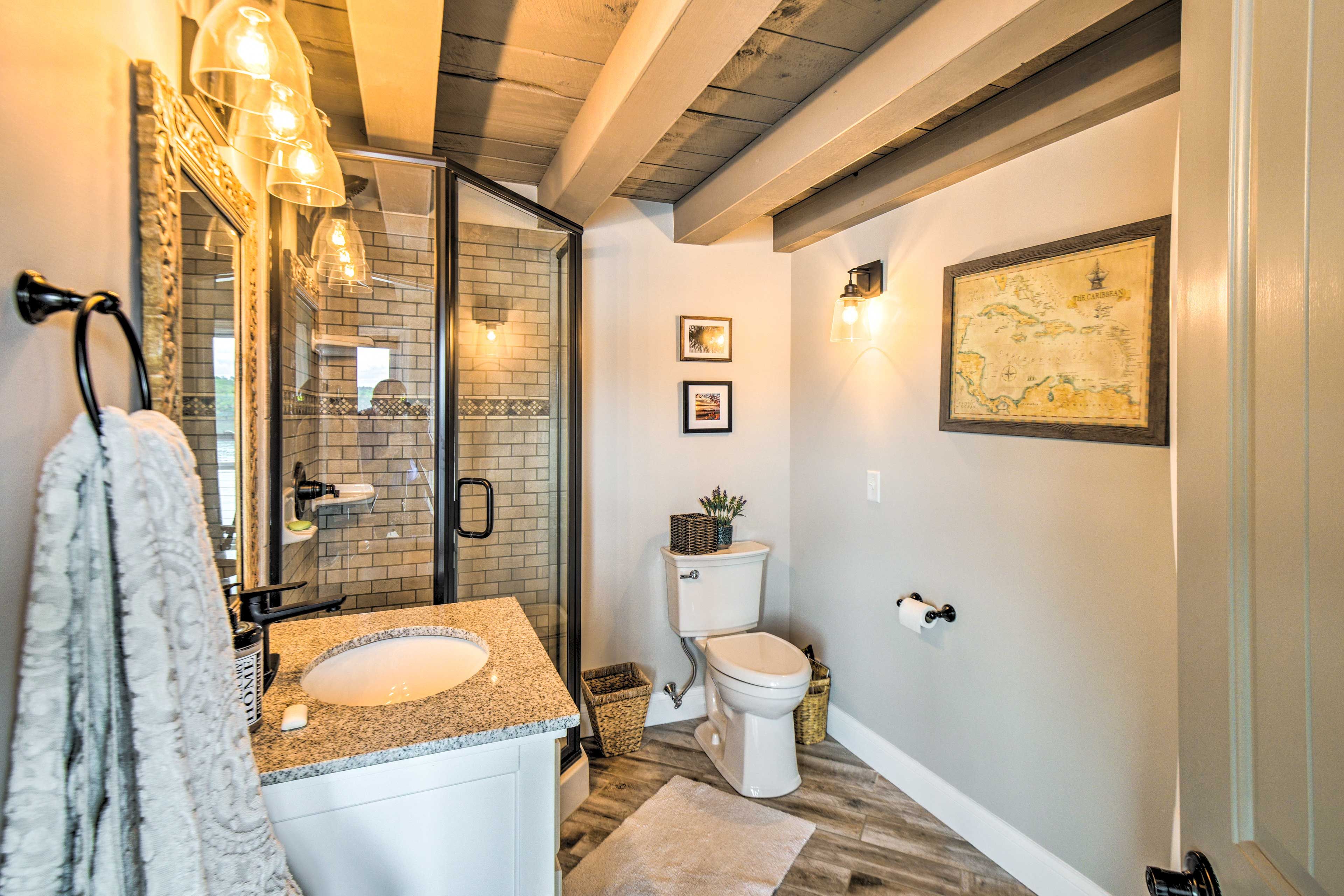 Full Bathroom | 1st Floor | Towels Provided