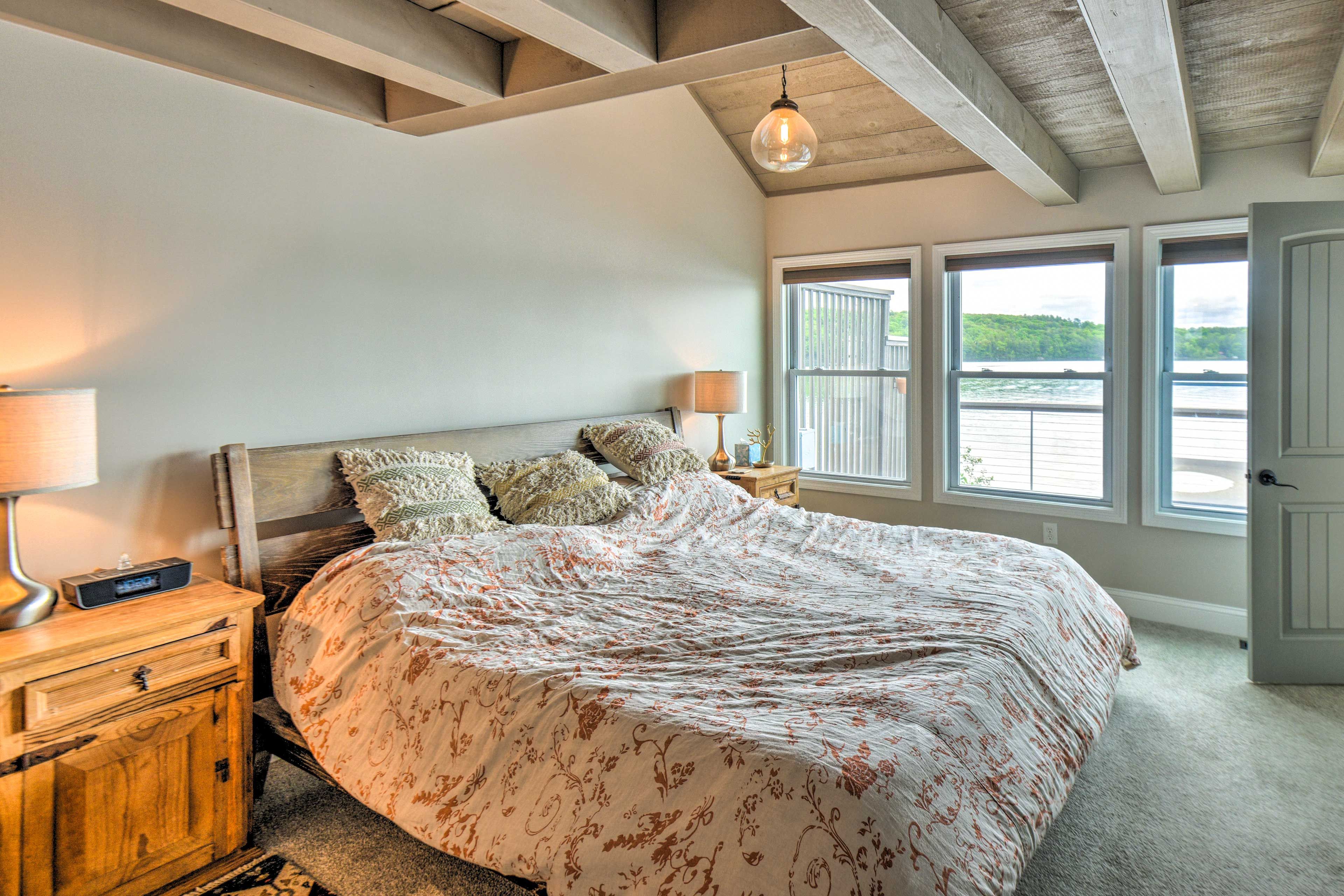 Bedroom 1 | King Bed | 1st Floor | Linens Provided