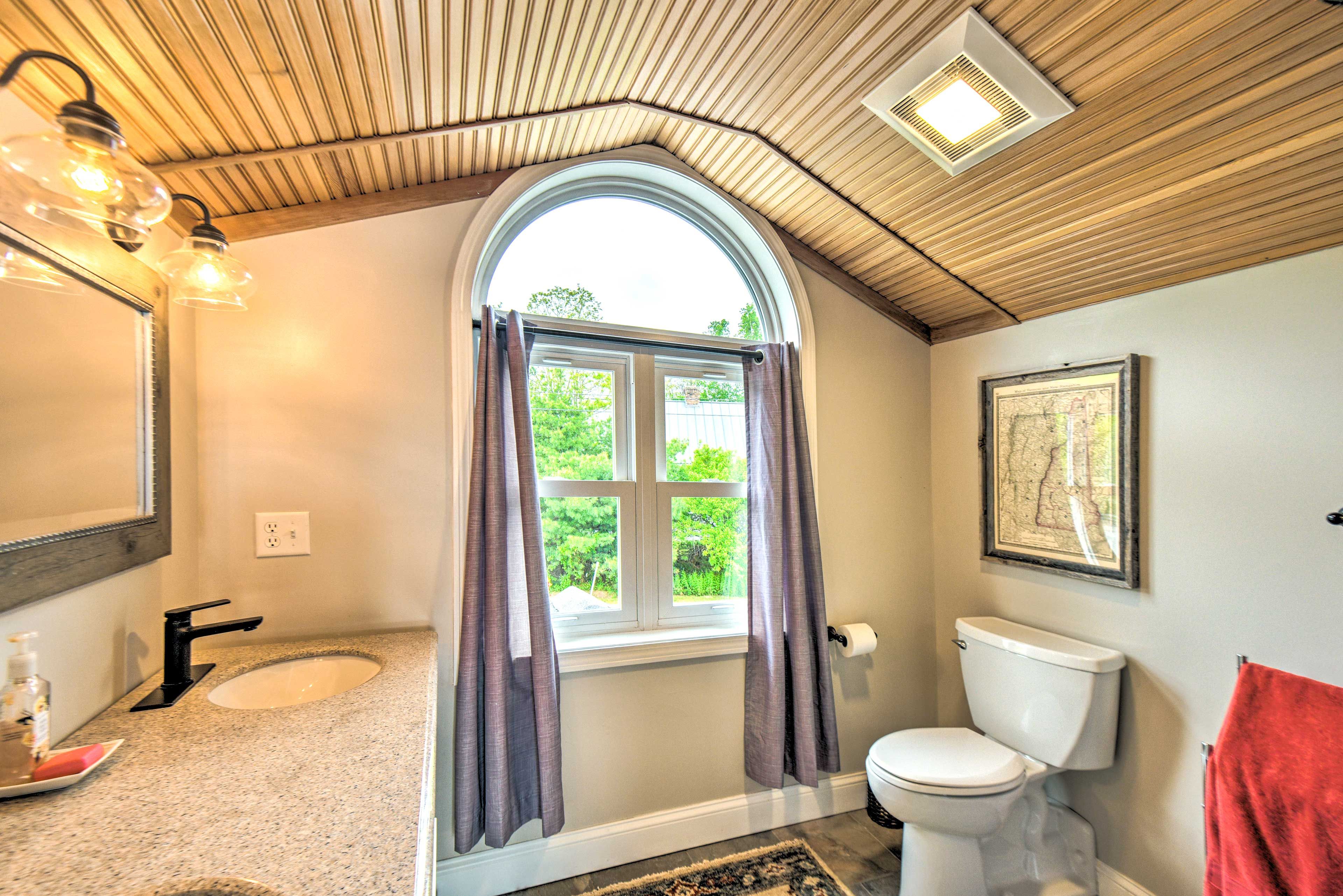 Full Bathroom | 2nd Floor