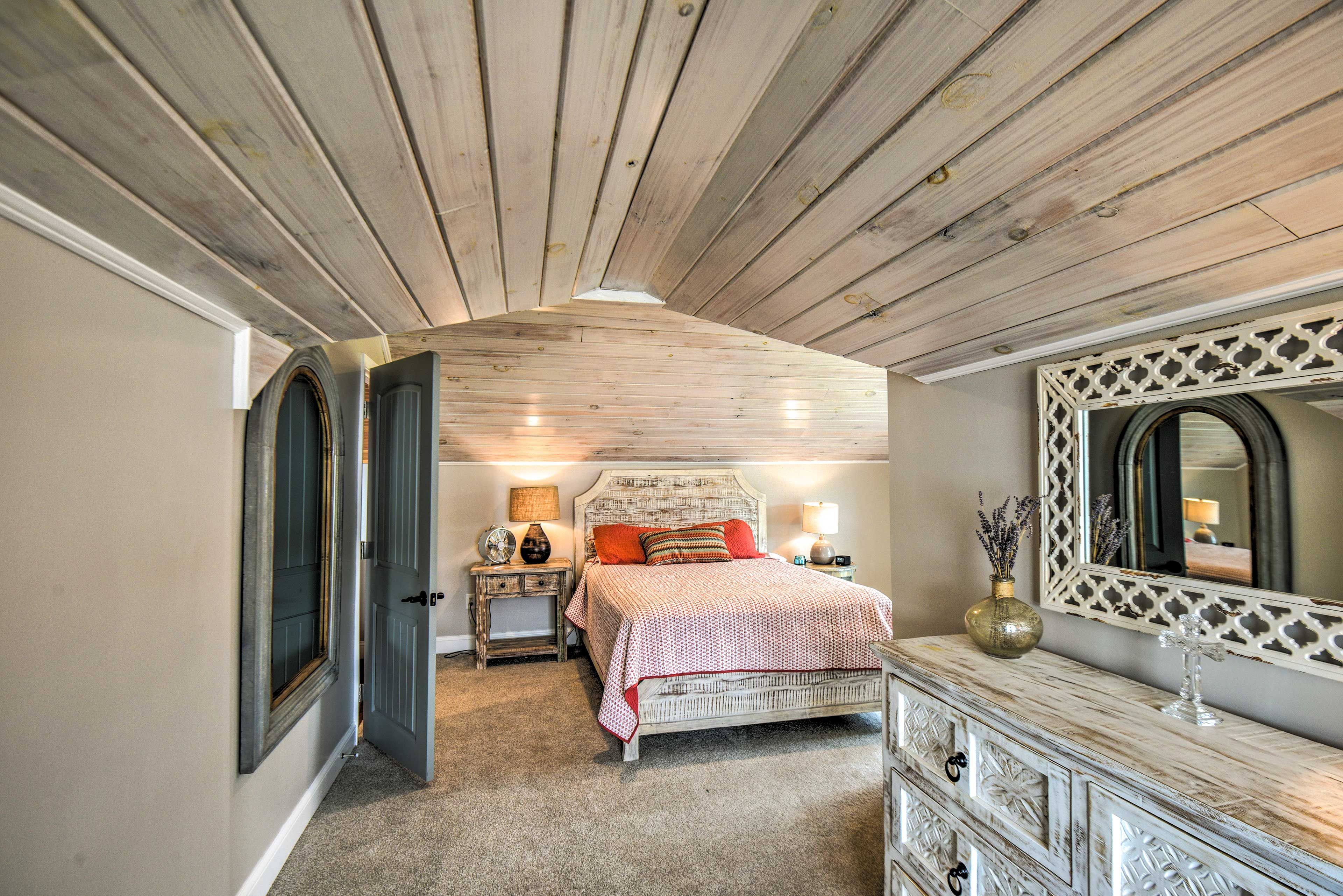 Bedroom 2 | Queen Bed | 2nd Floor | Hangers