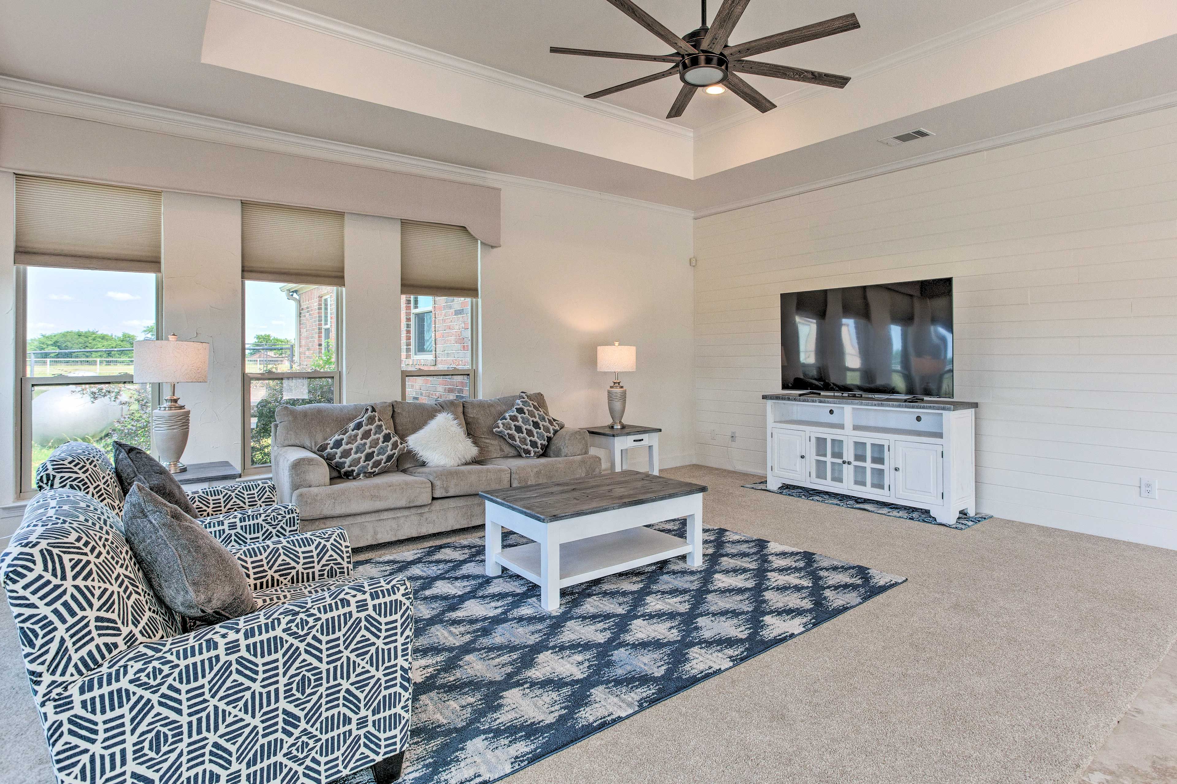 Living Room | Queen Sleeper Sofa | Smart TV | Free WiFi  | Central A/C & Heating