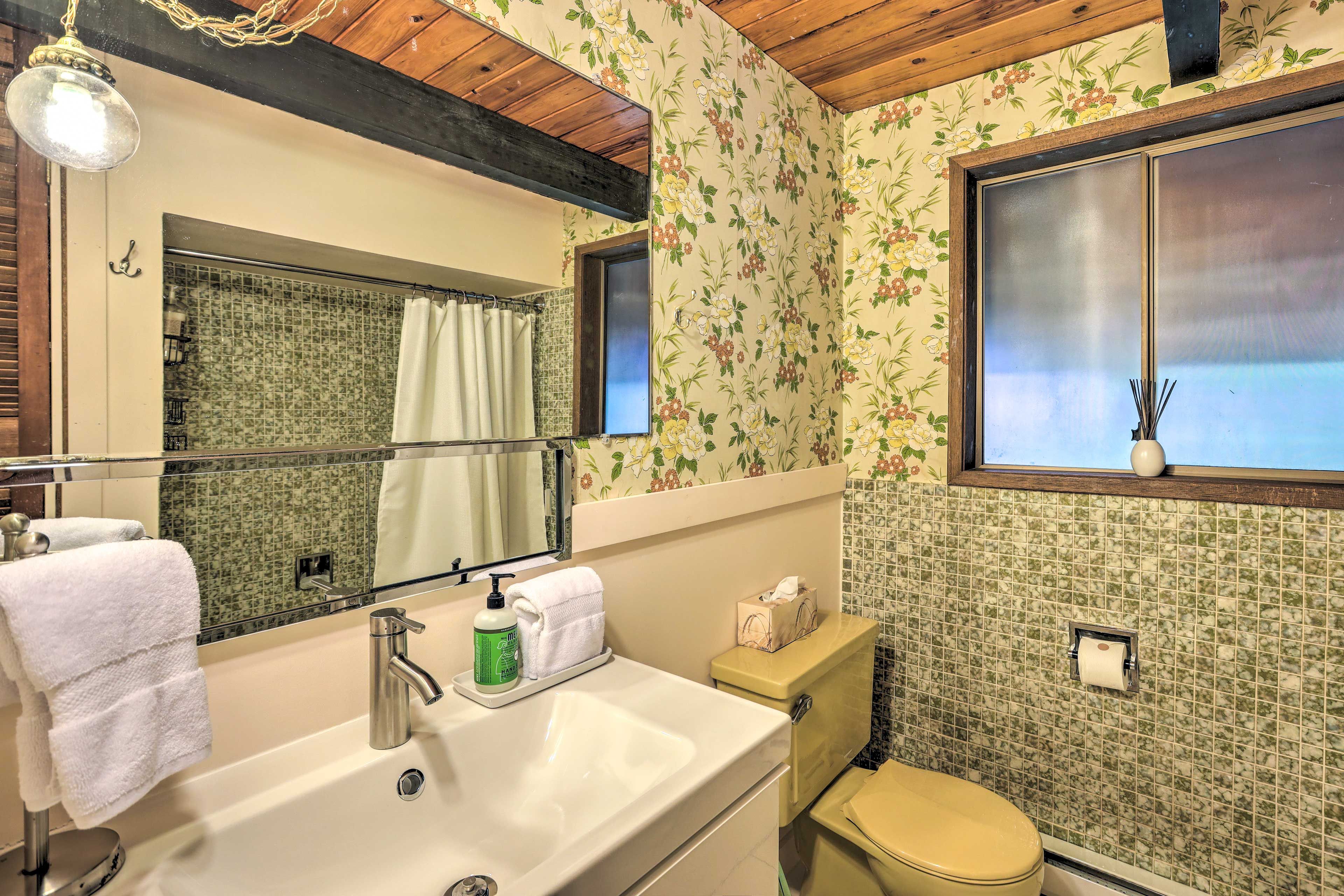 Full Bathroom | Towels Provided