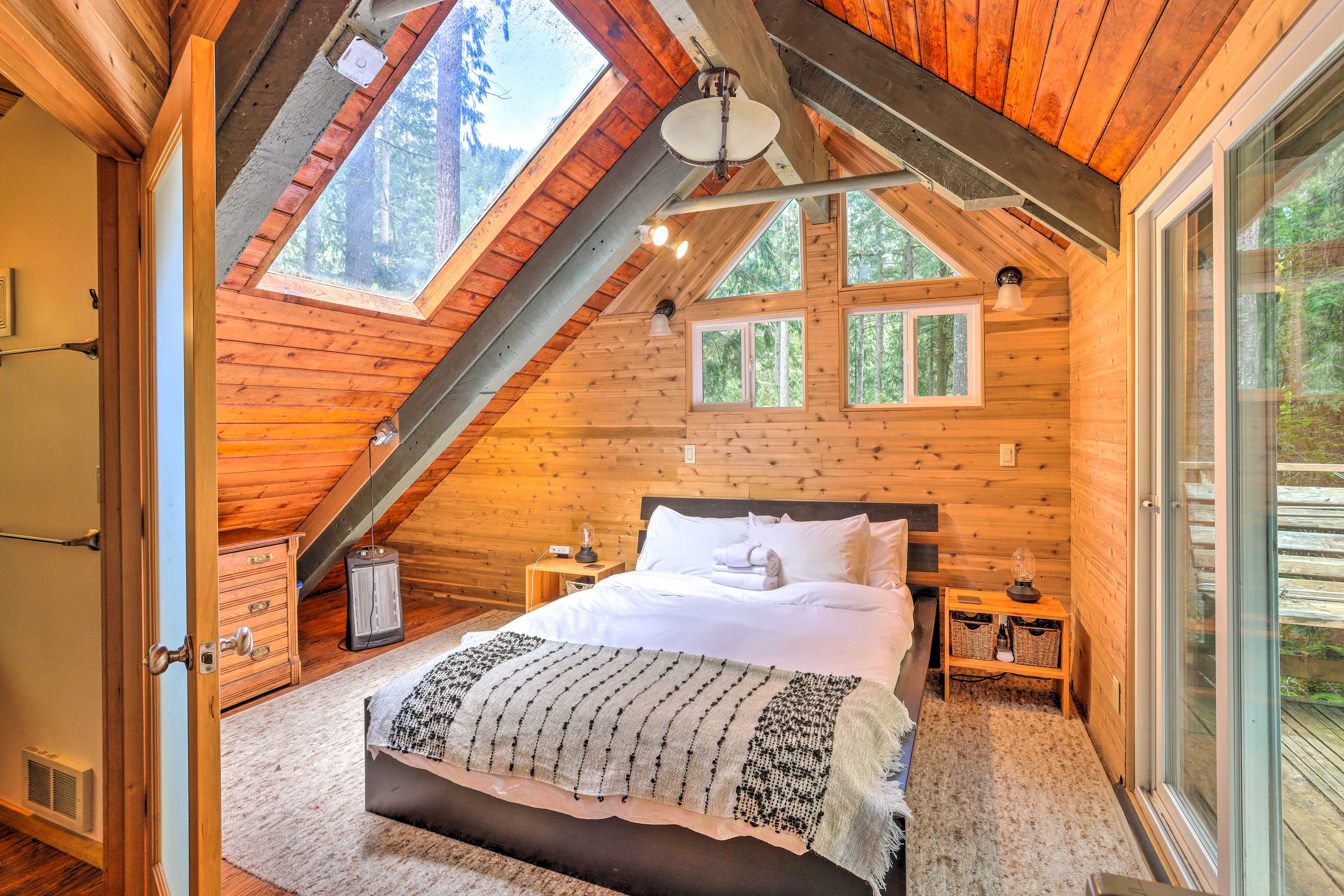 Bedroom 1 | Queen Bed | 2nd Floor