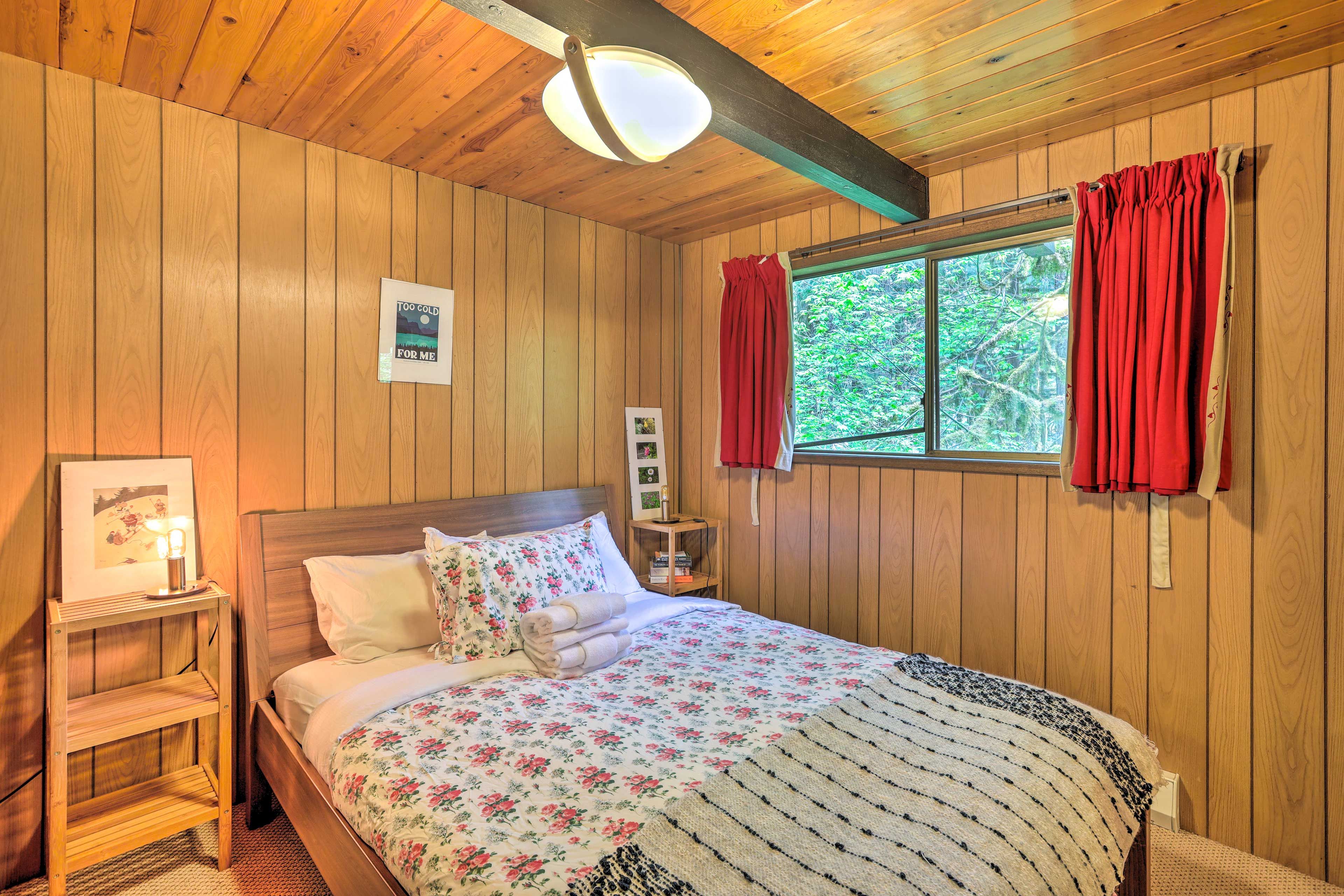 Bedroom 2 | Queen Bed | 1st Floor