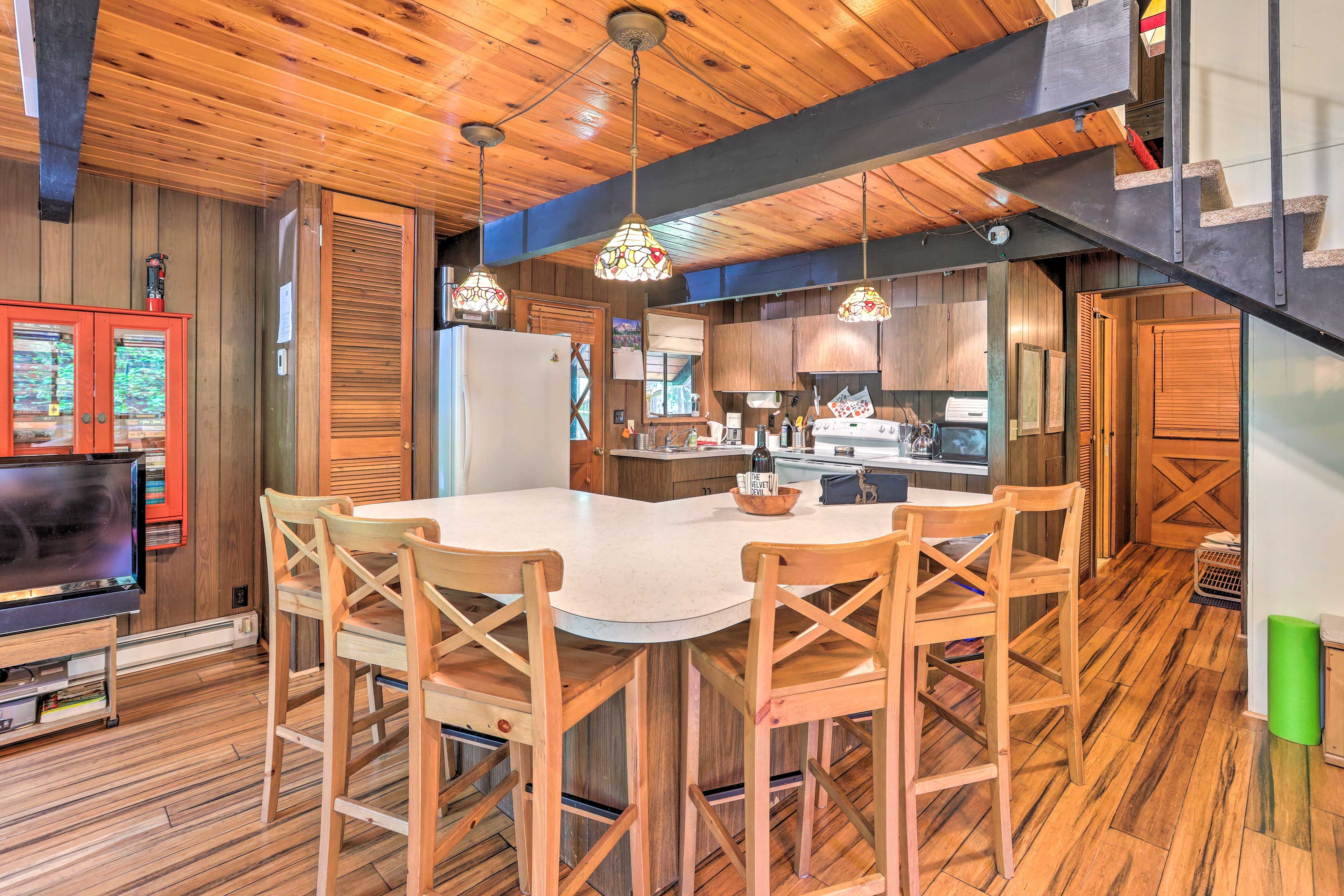 Kitchen | Dining Area | Dishware & Flatware Provided