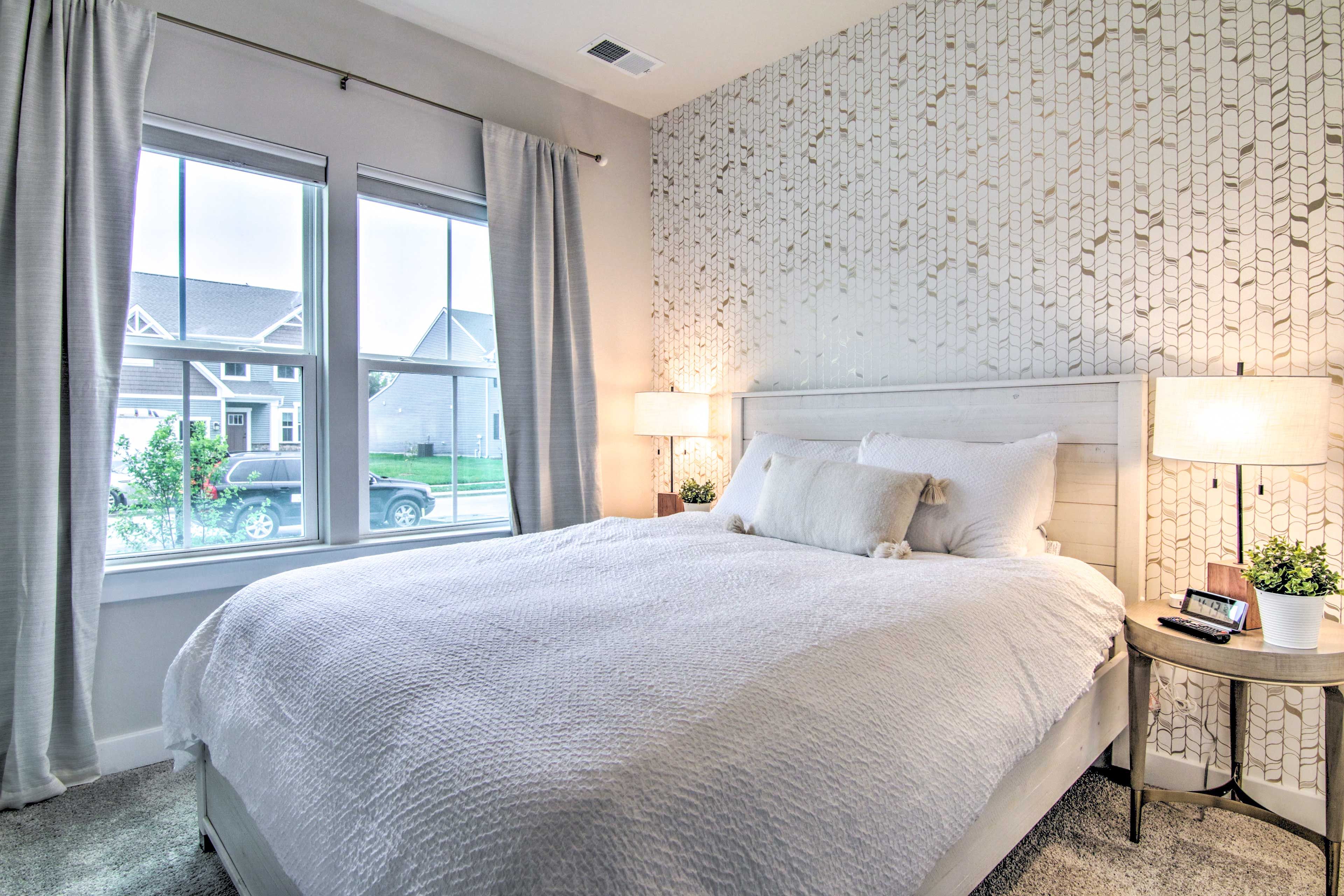 Bedroom 2 | Queen Bed | 1st Floor | Smart TV