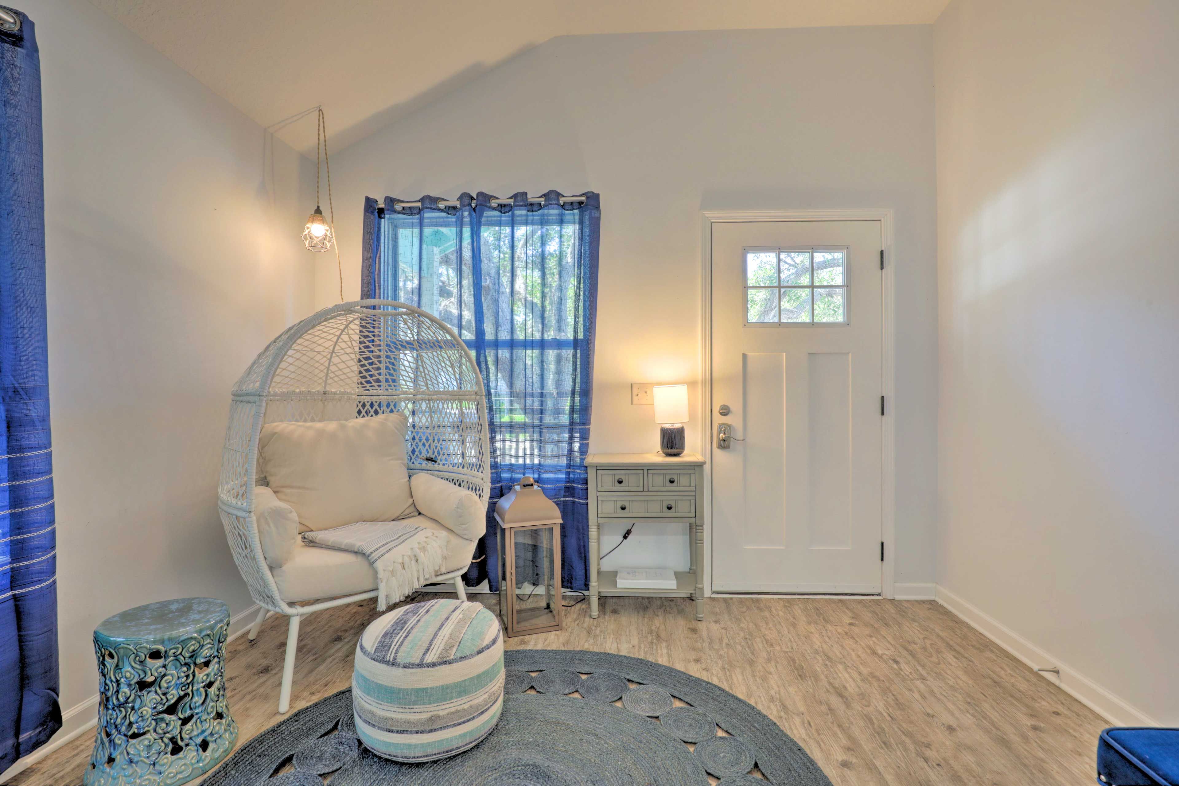 Sitting Area | Entryway