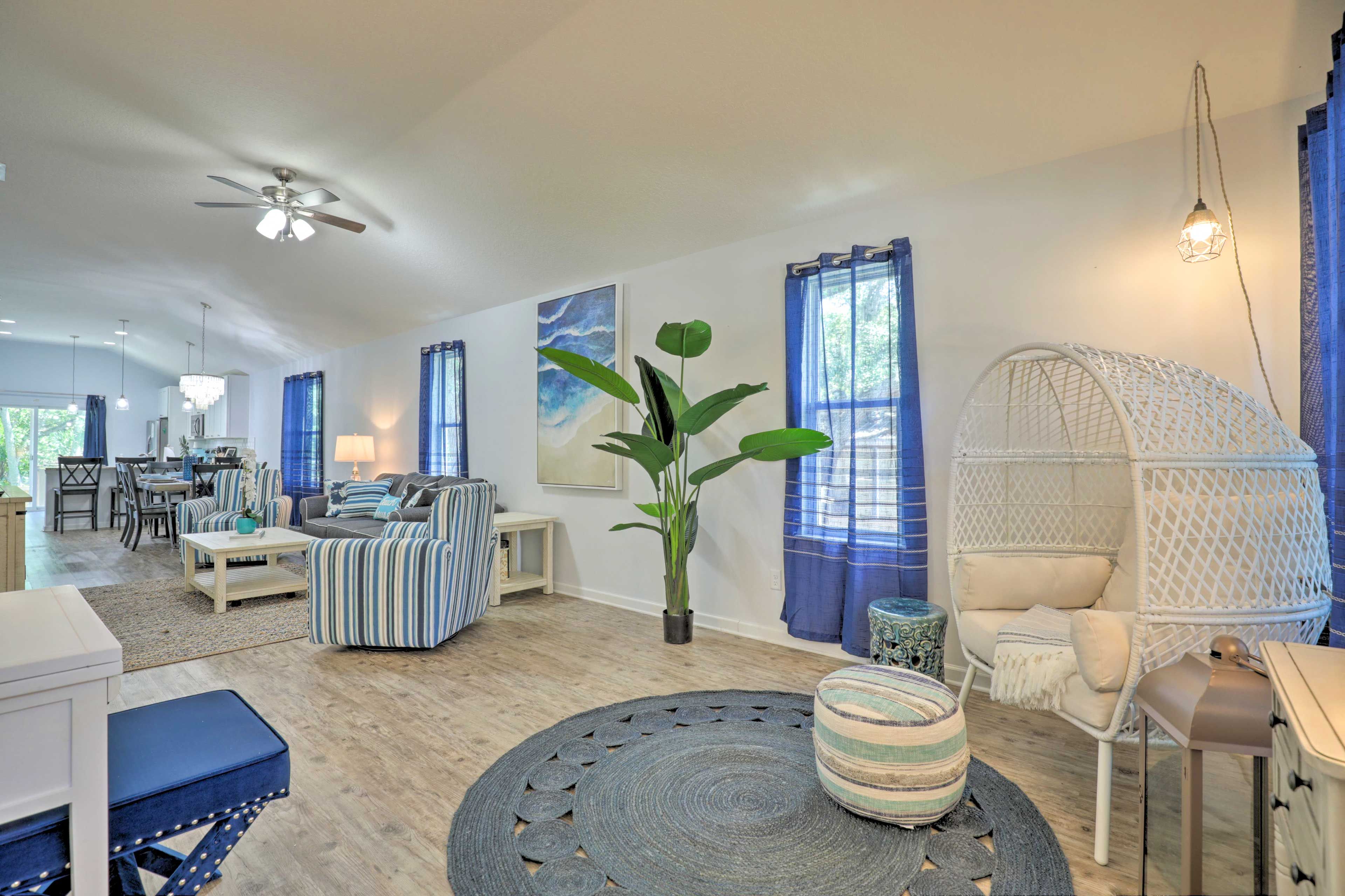 Living Room | Open Concept | Free WiFi