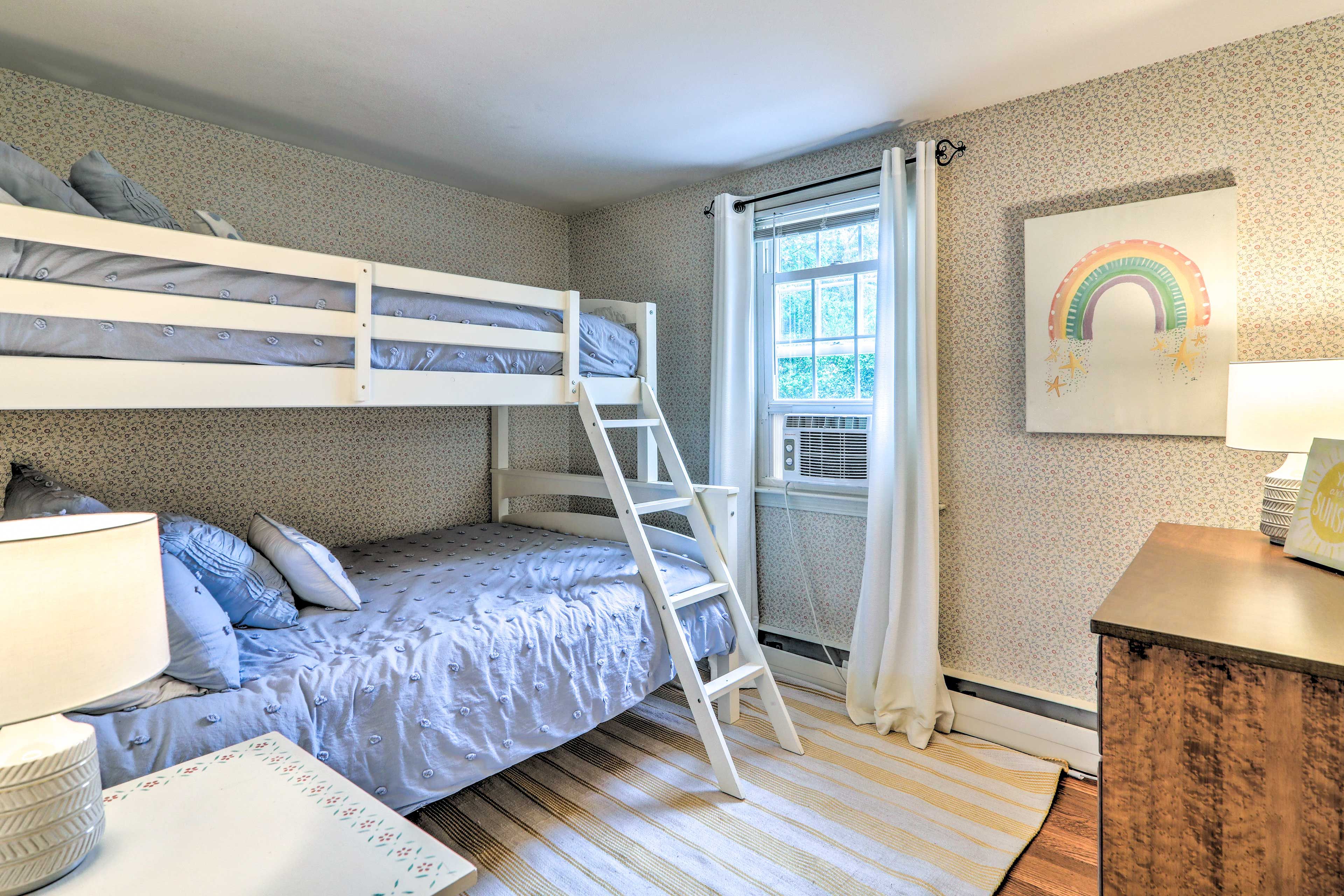 Bedroom 2 | Twin/Full Bunk Bed