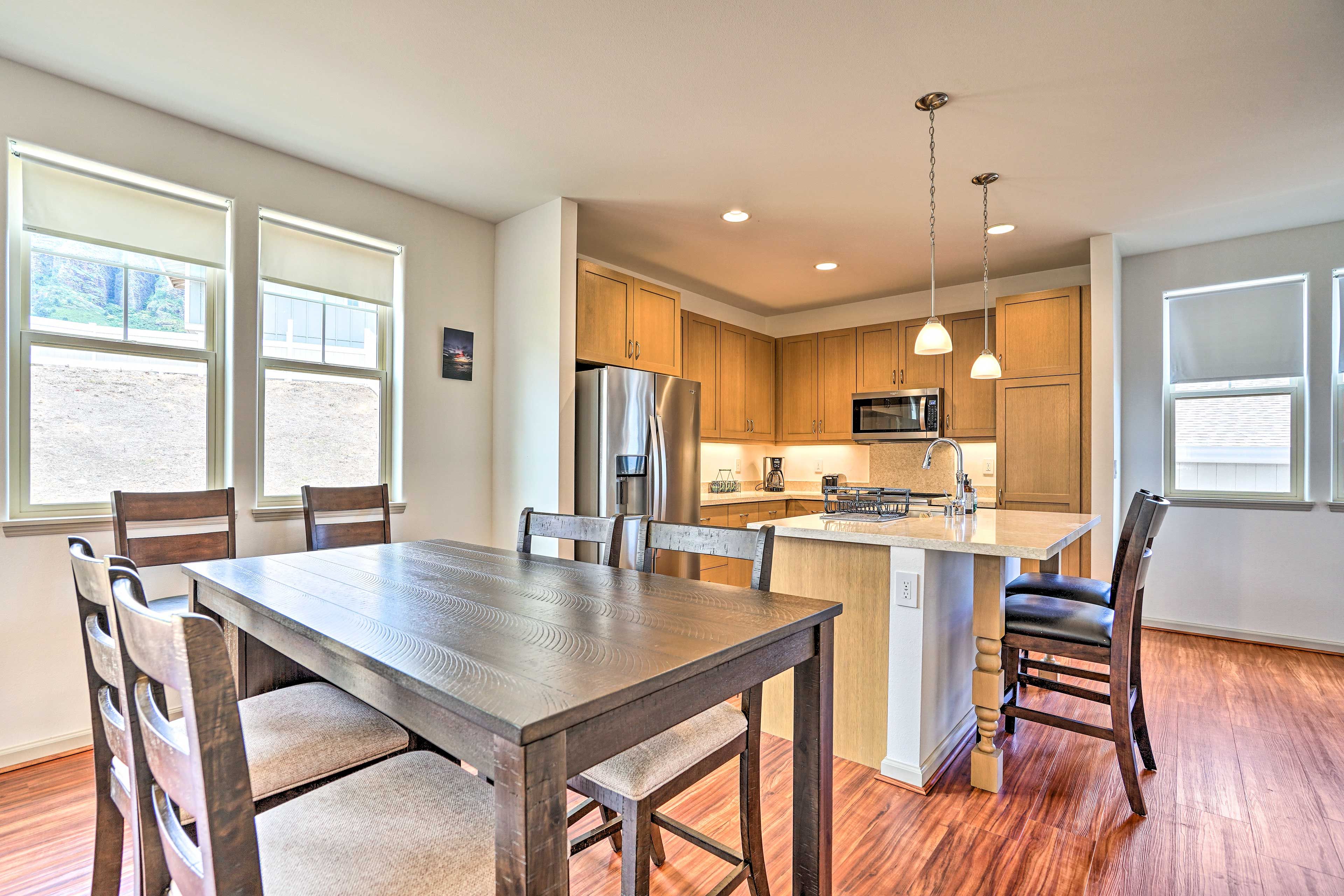 Dining Area | Dishware & Flatware Provided