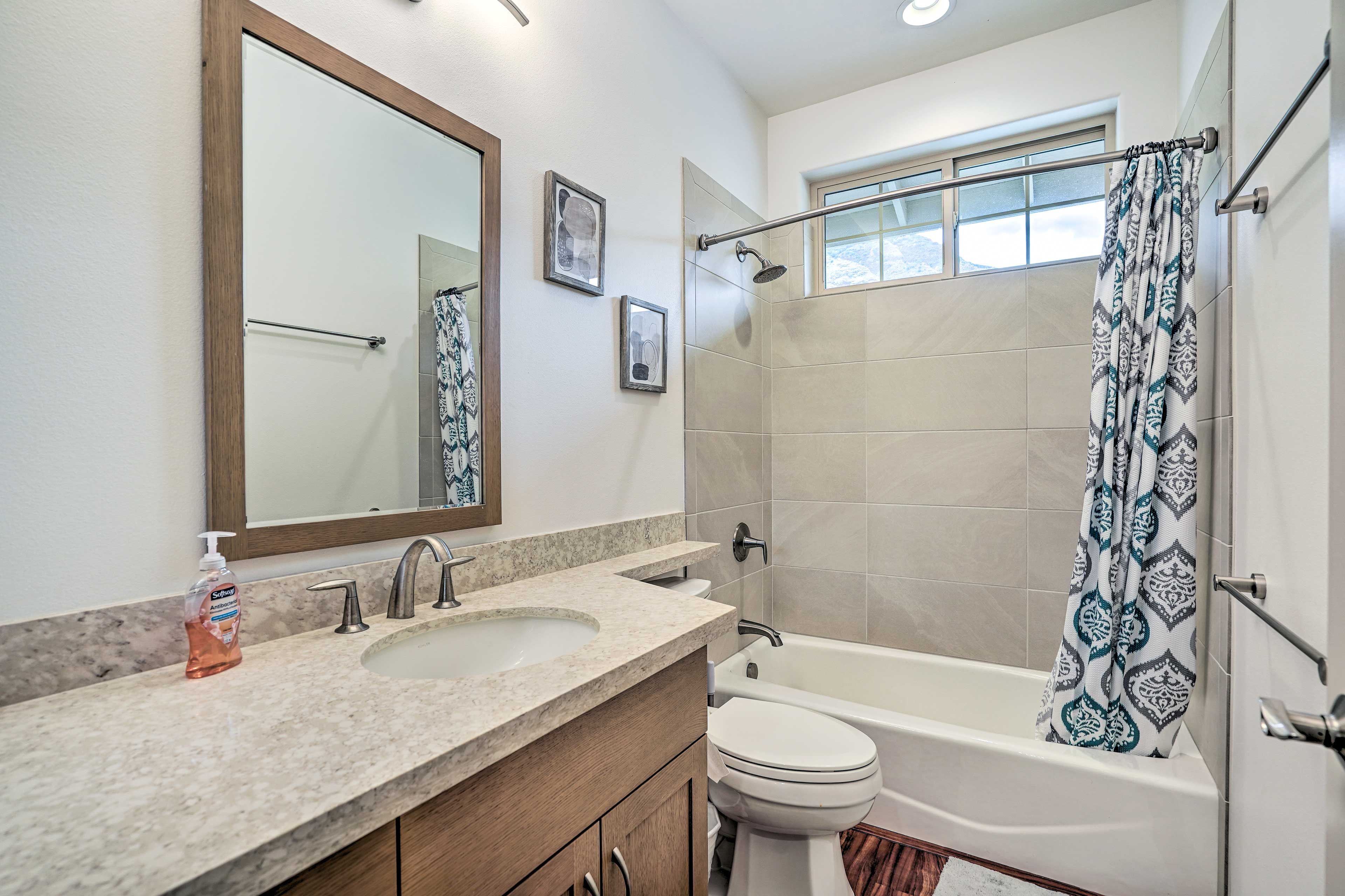 Full Bathroom | Towels Provided