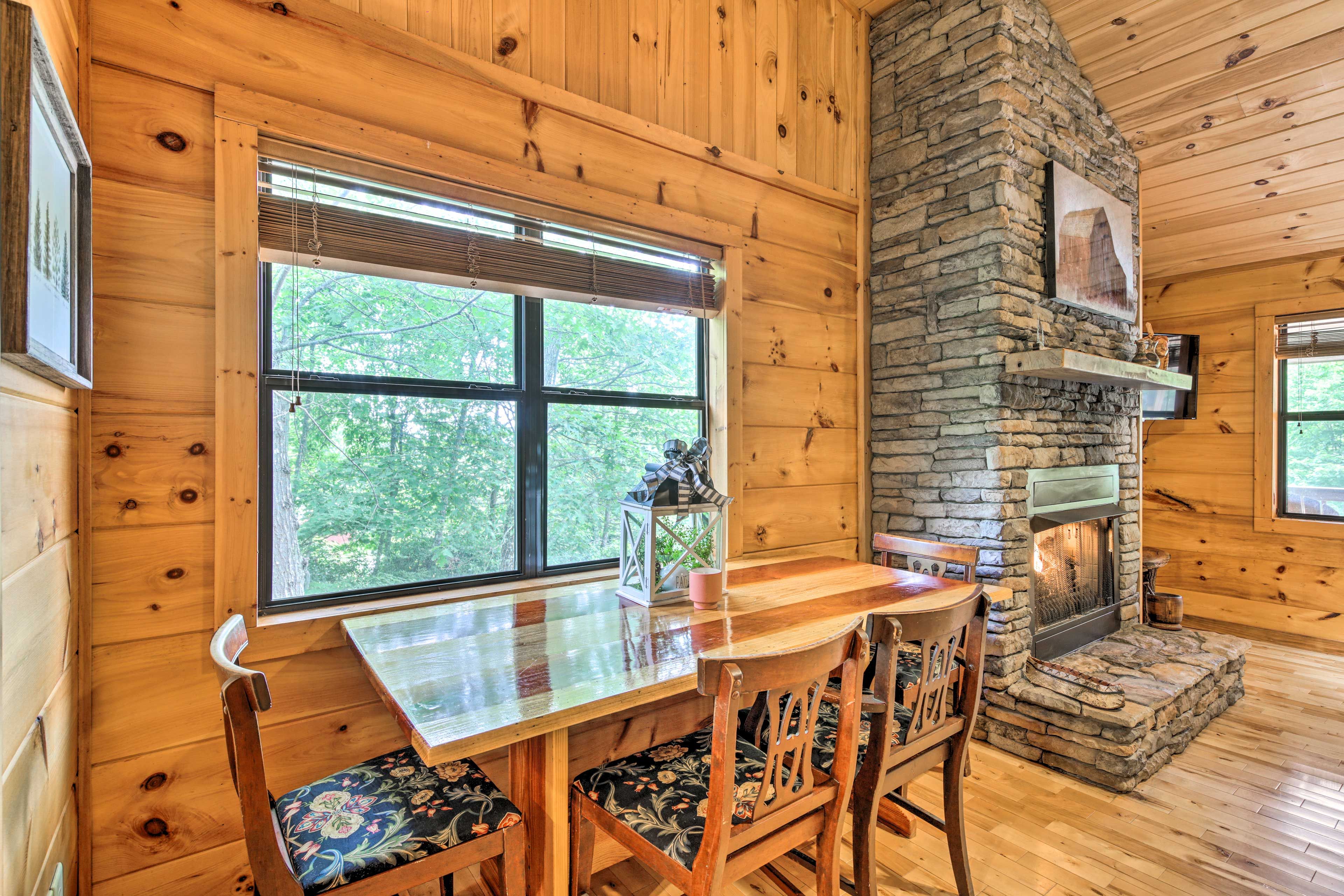 Dining Area | Dishware/Flatware Provided