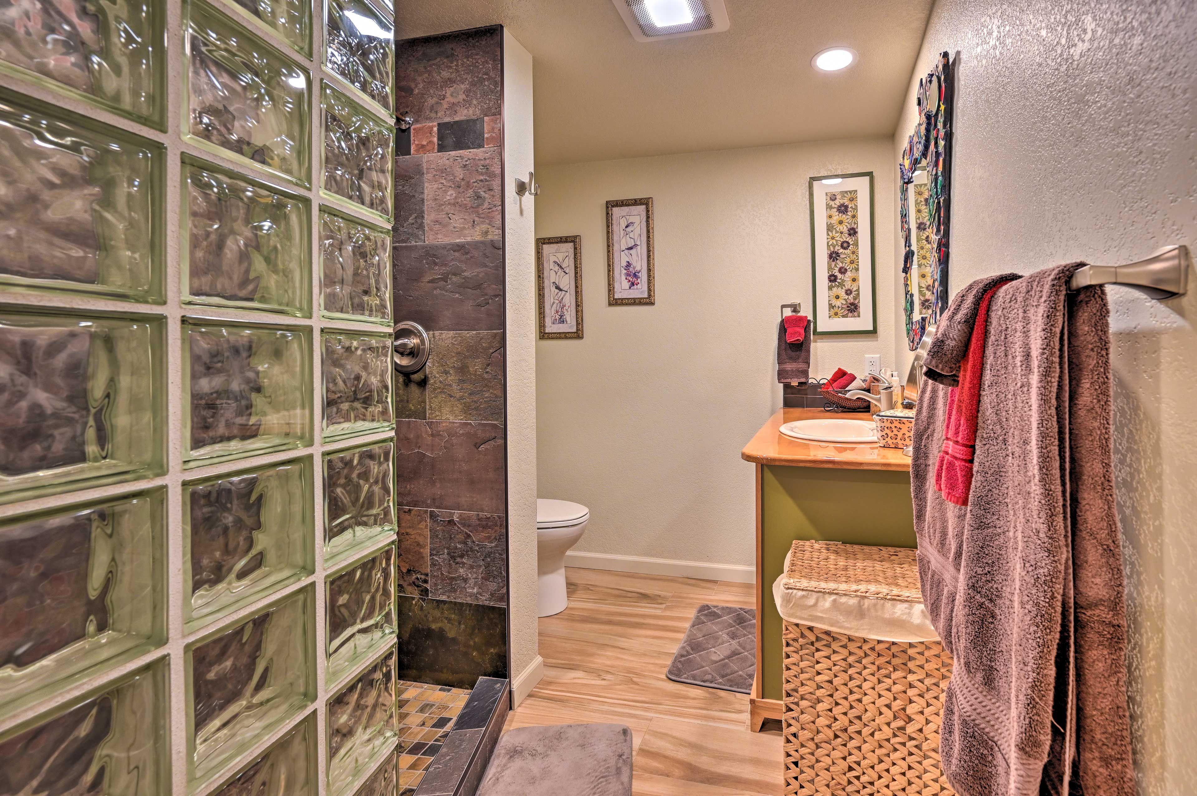 Full Bathroom | Linens & Towels | Hair Dryer