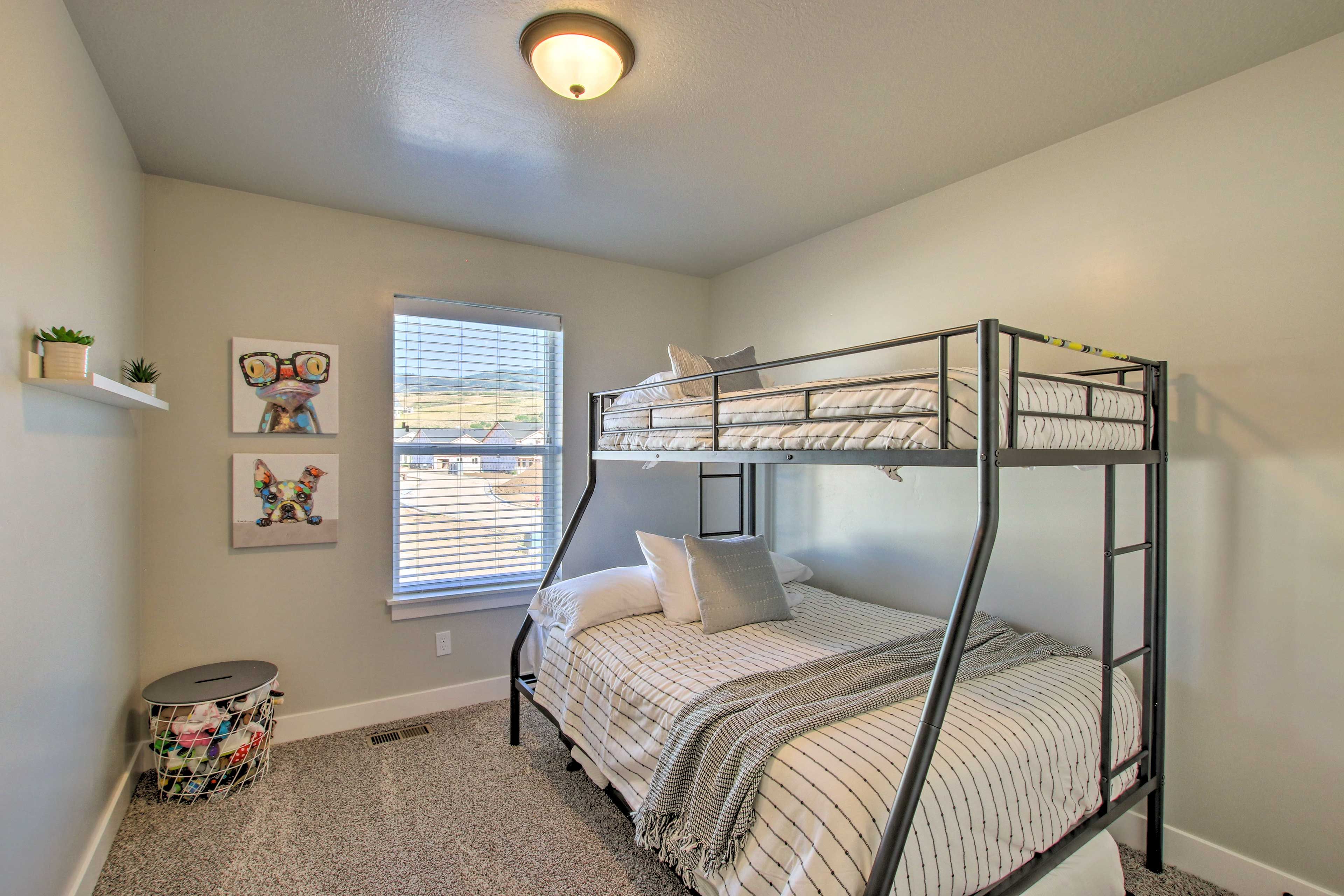 Bedroom 3 | Twin/Full Bunk Bed w/ Twin Trundle | 2nd Floor