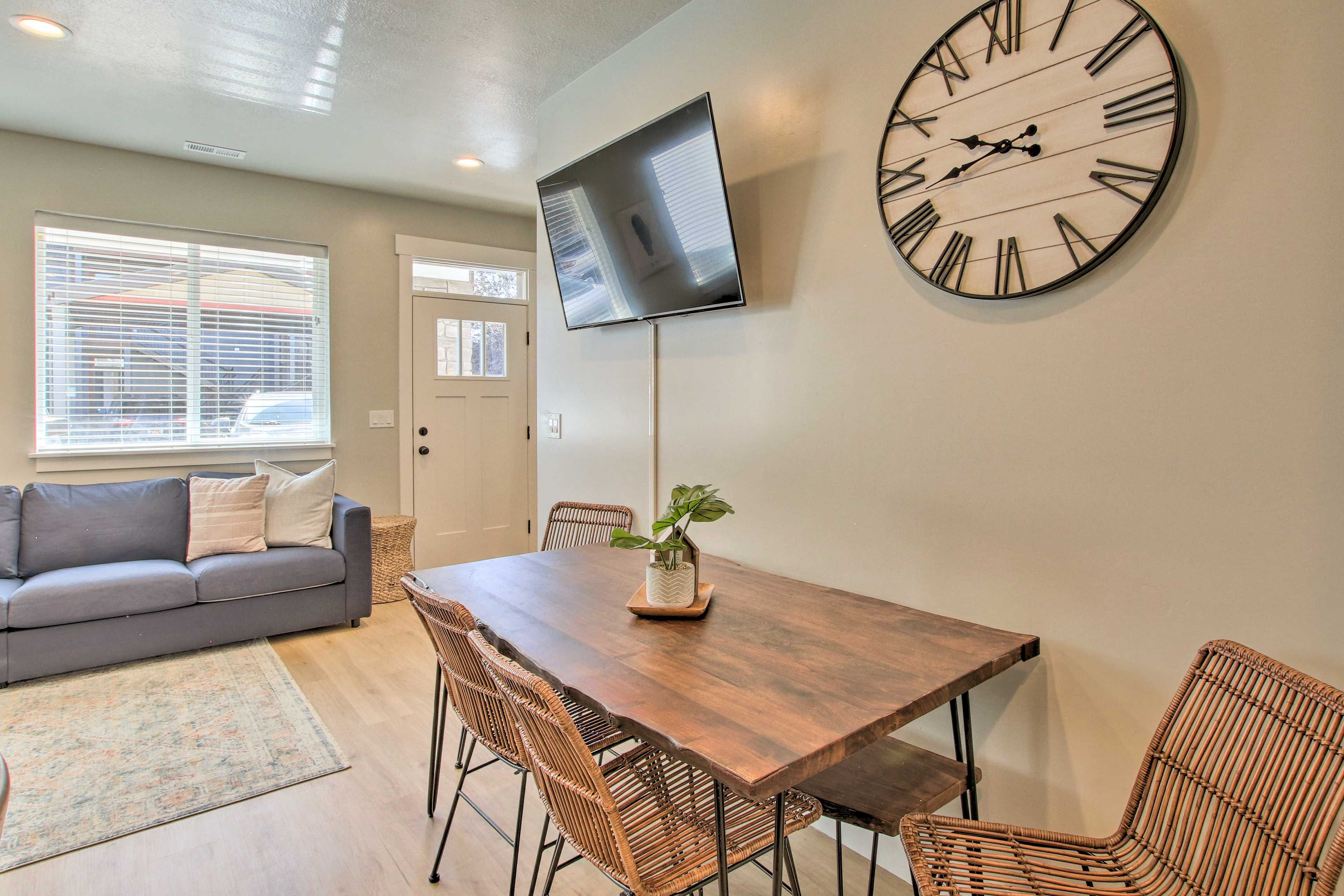 Dining Area | Dishware & Flatware Provided