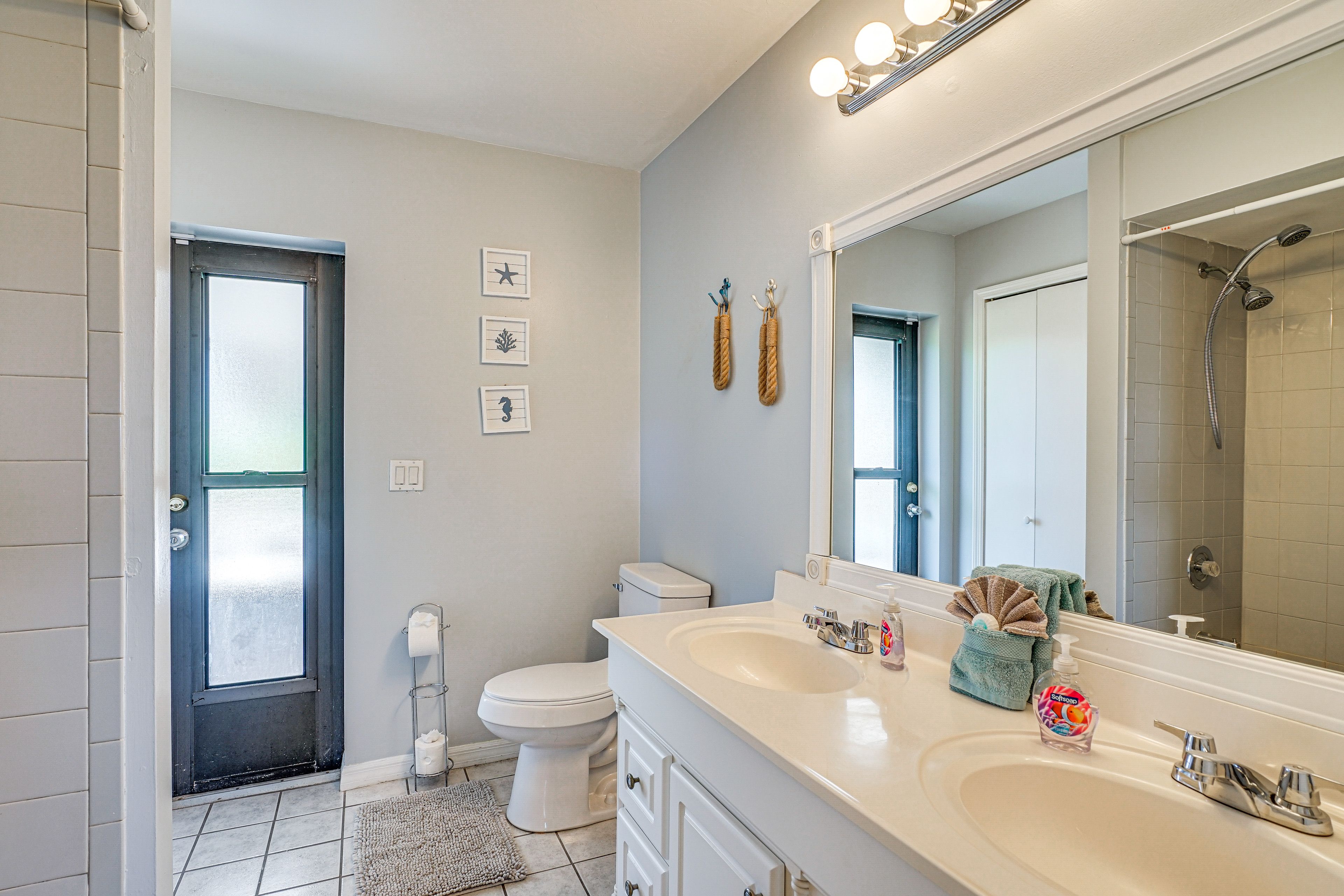 Full Bathroom | Lanai Access