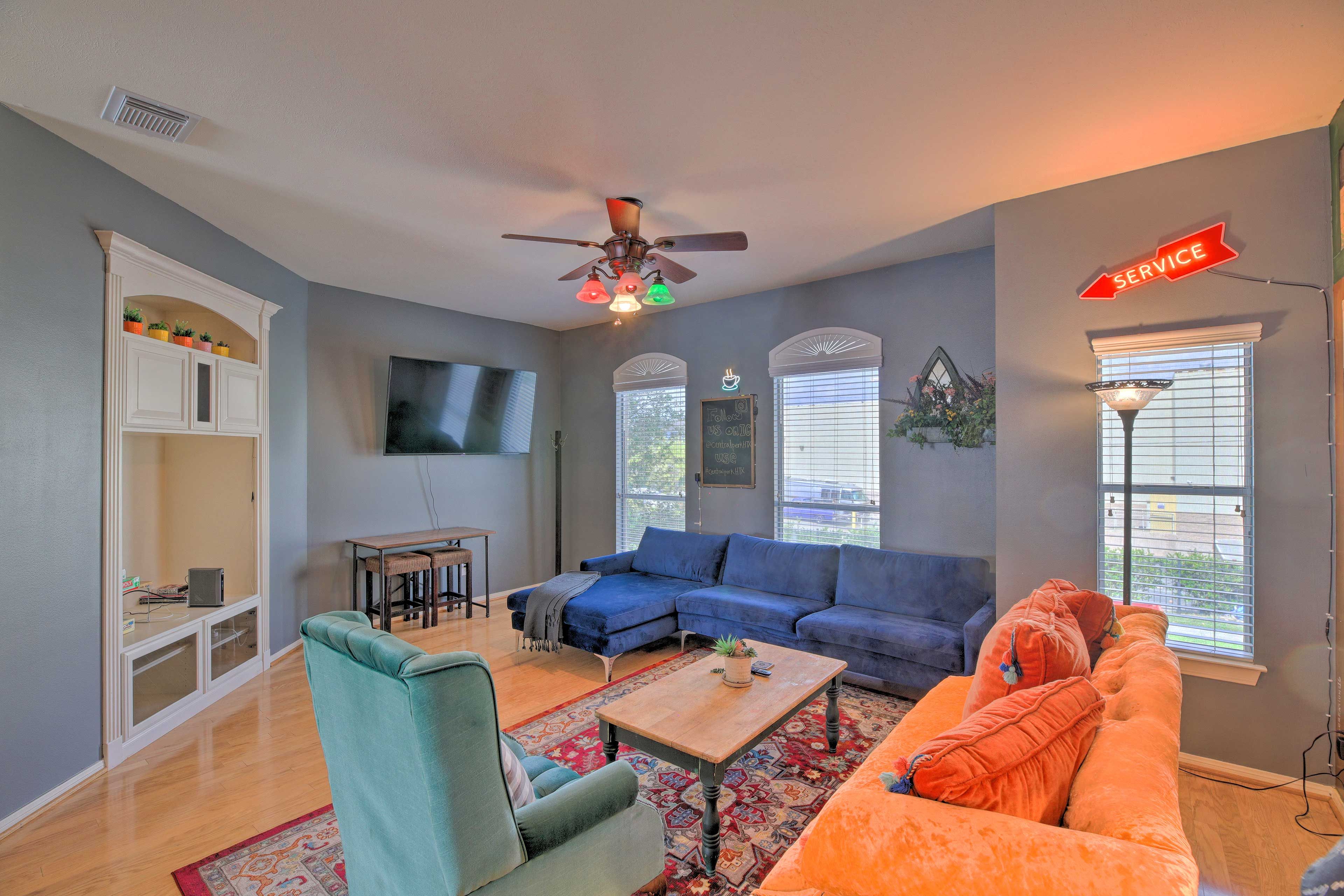 Living Room | Free WiFi | Central Heating & A/C | Full Sleeper Sofa