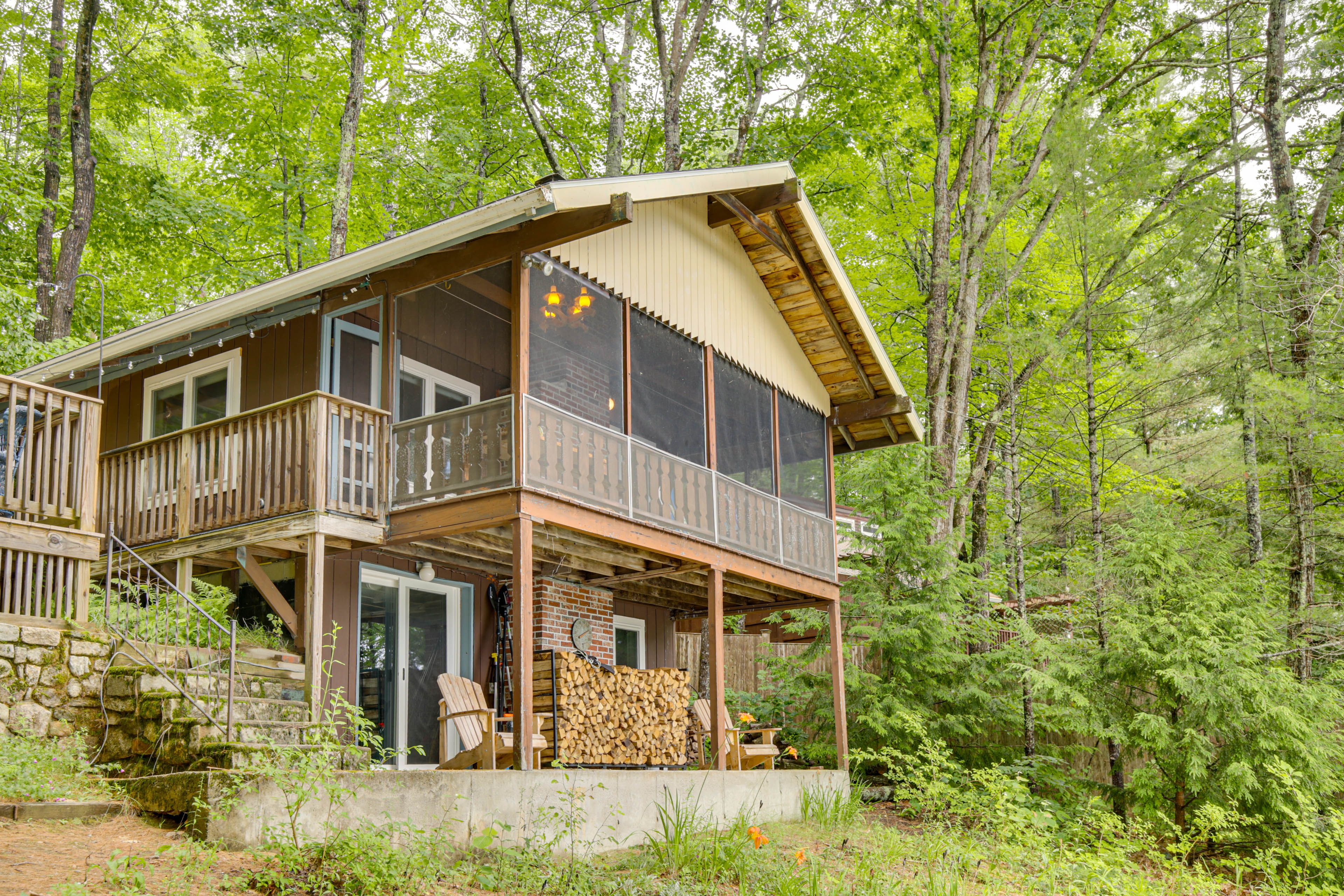 Cabin Exterior | Driveway Parking (6 Vehicles)