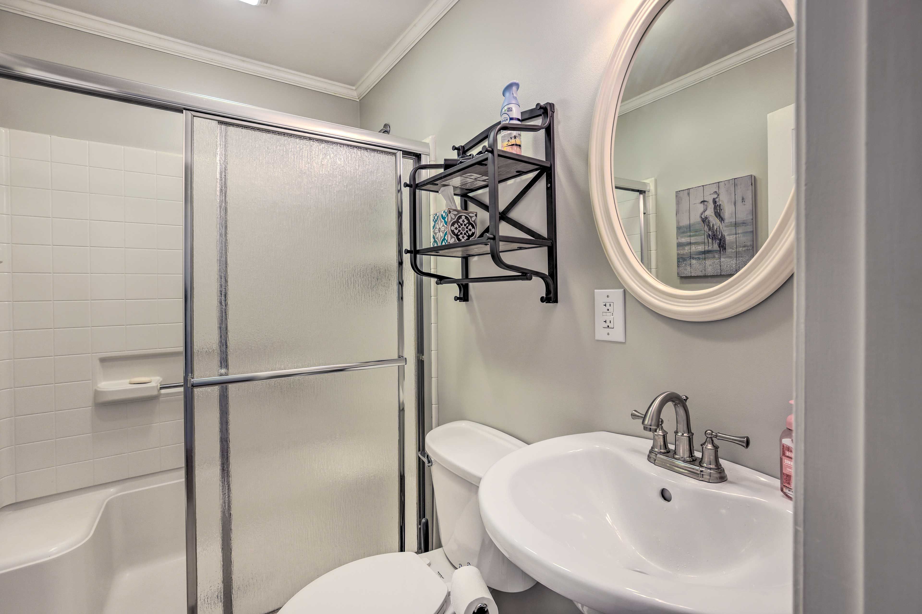 Full Bathroom | 1st Floor | Towels Provided | Complimentary Toiletries