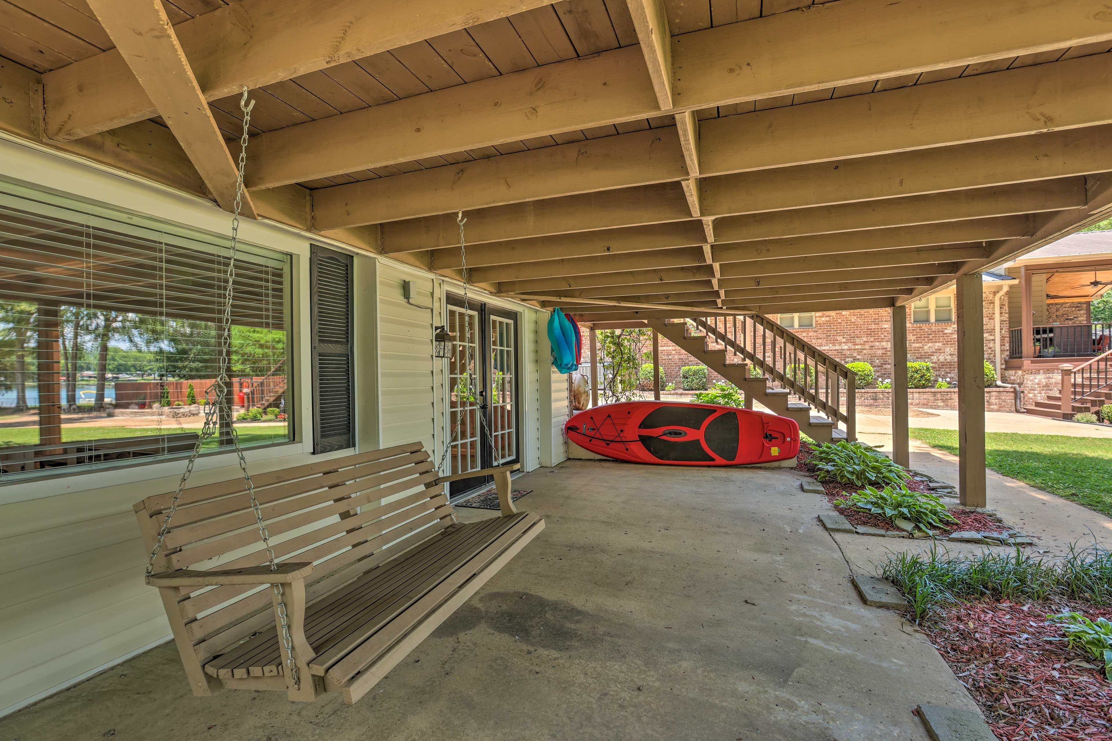 Patio w/ Swing | Paddle Board | Life Vests