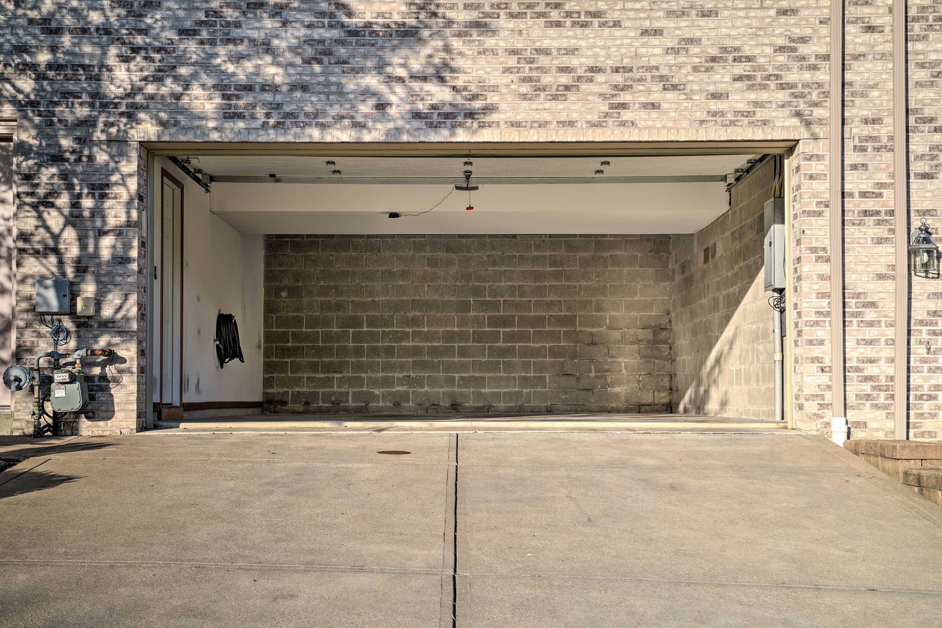 Parking | Garage (2 Vehicles) | Driveway (2 Vehicles)