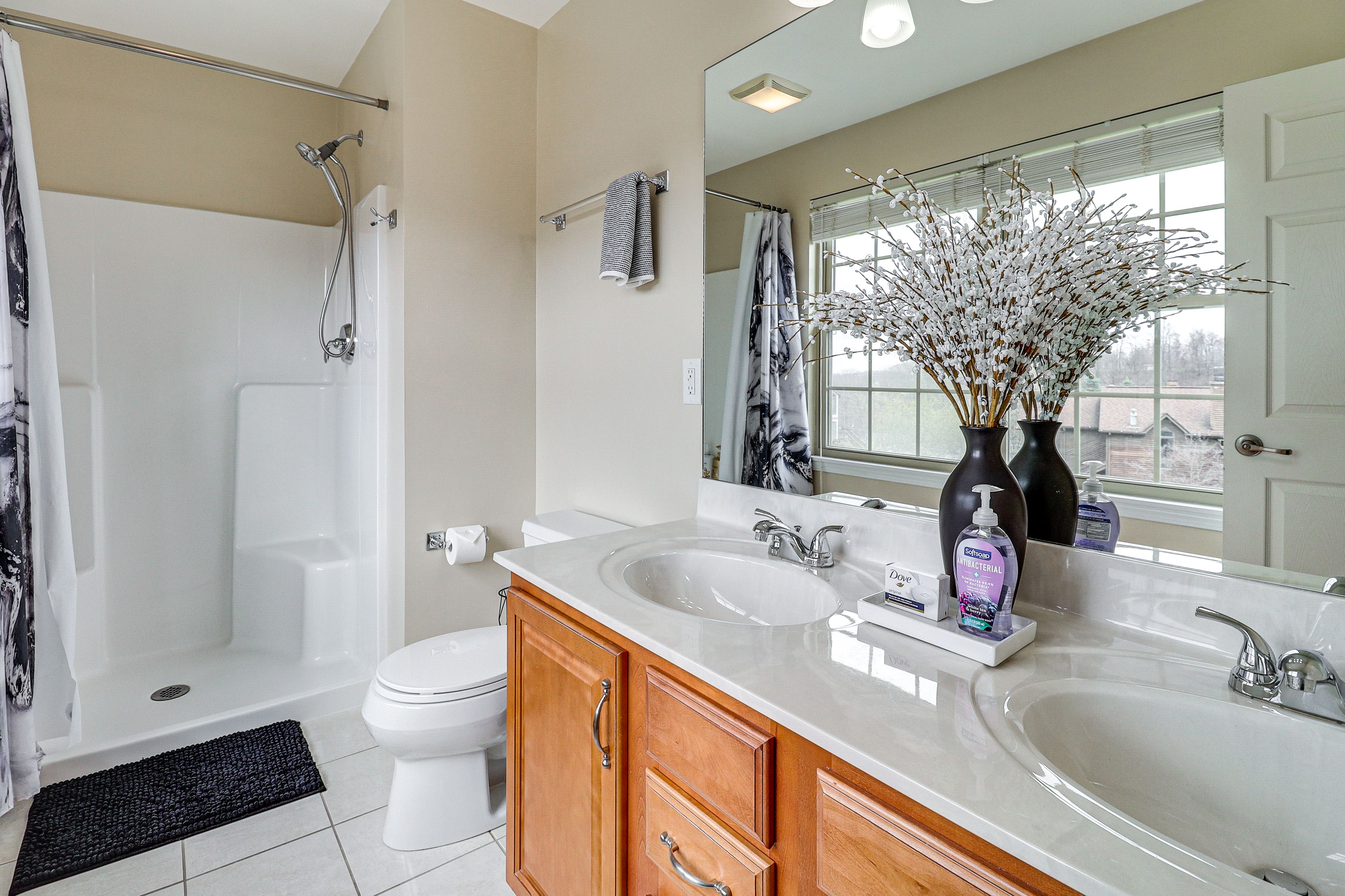 En-Suite Bathroom | Hair Dryer | Soaker Tub | Upper Level