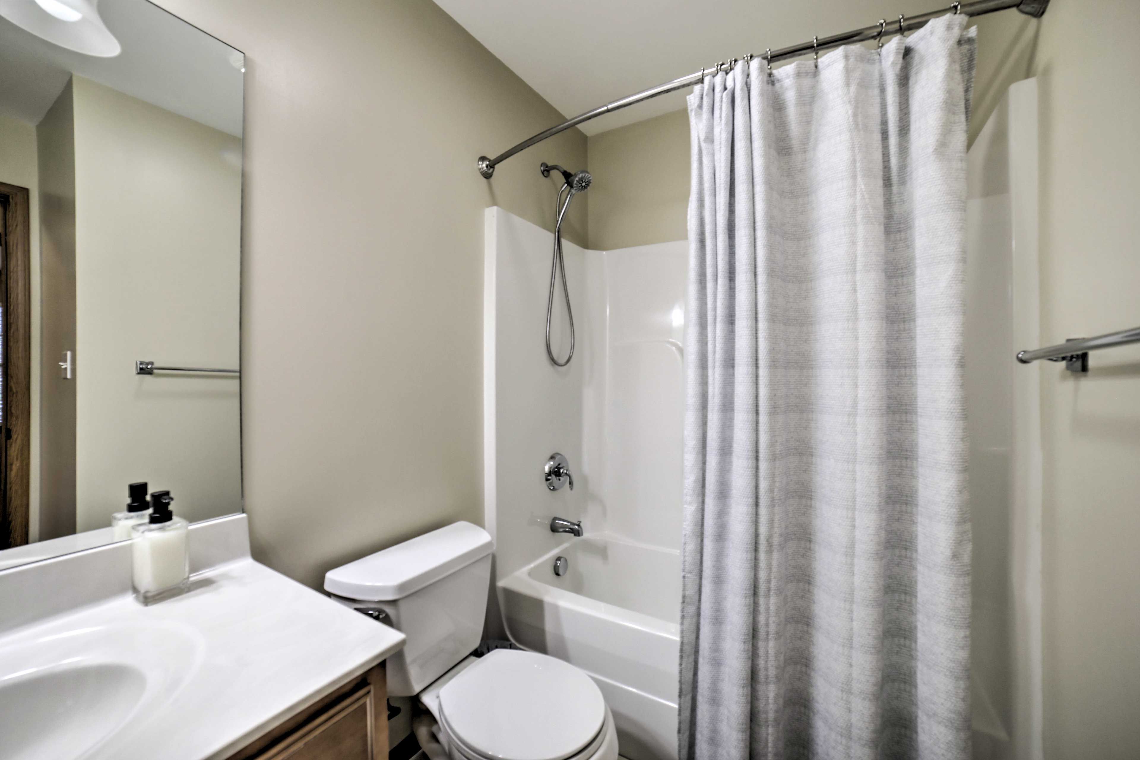 Full Bath | Towels Provided | Upper Level