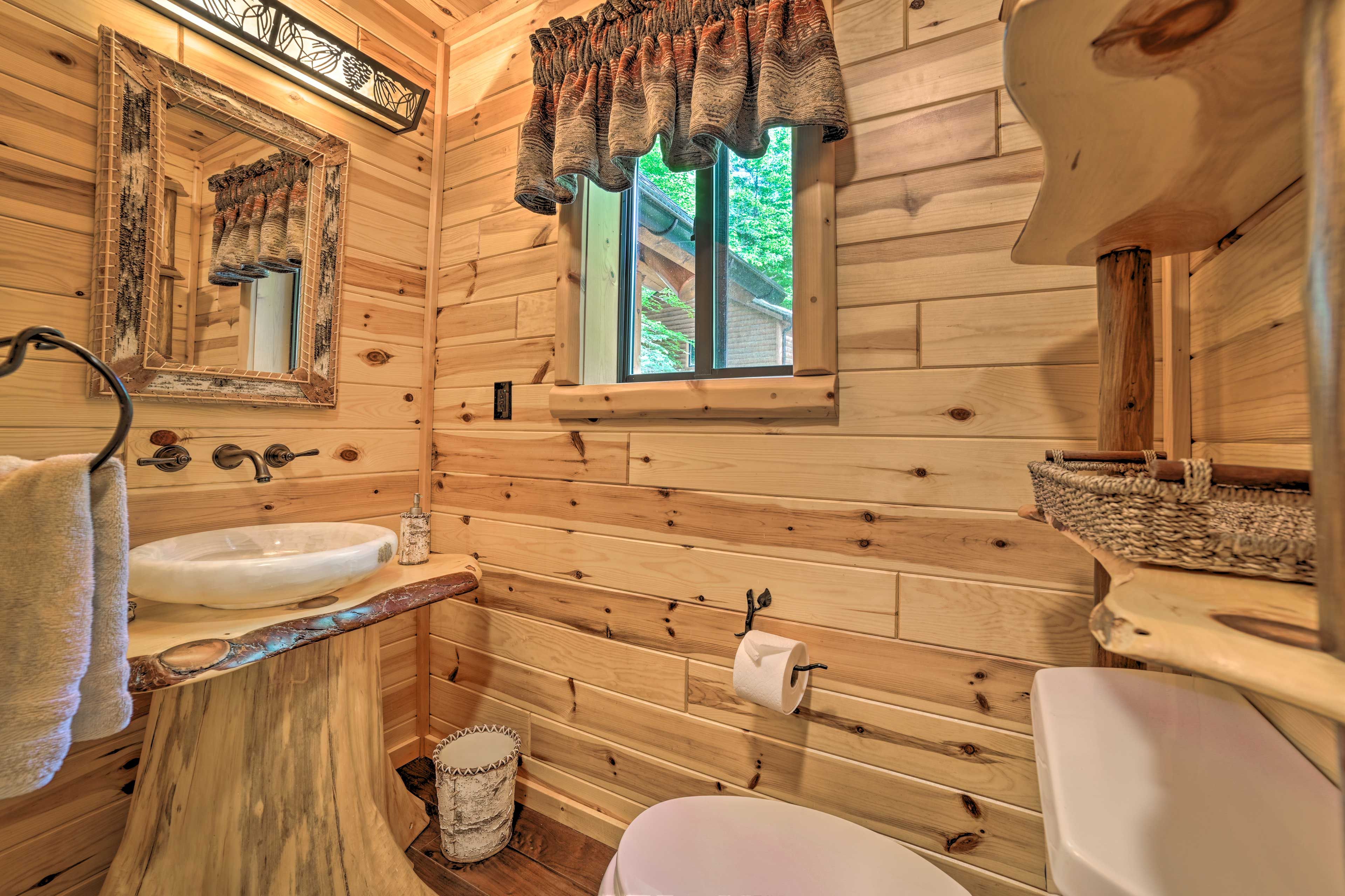 En-Suite Bathroom | Main Level | Towels Provided