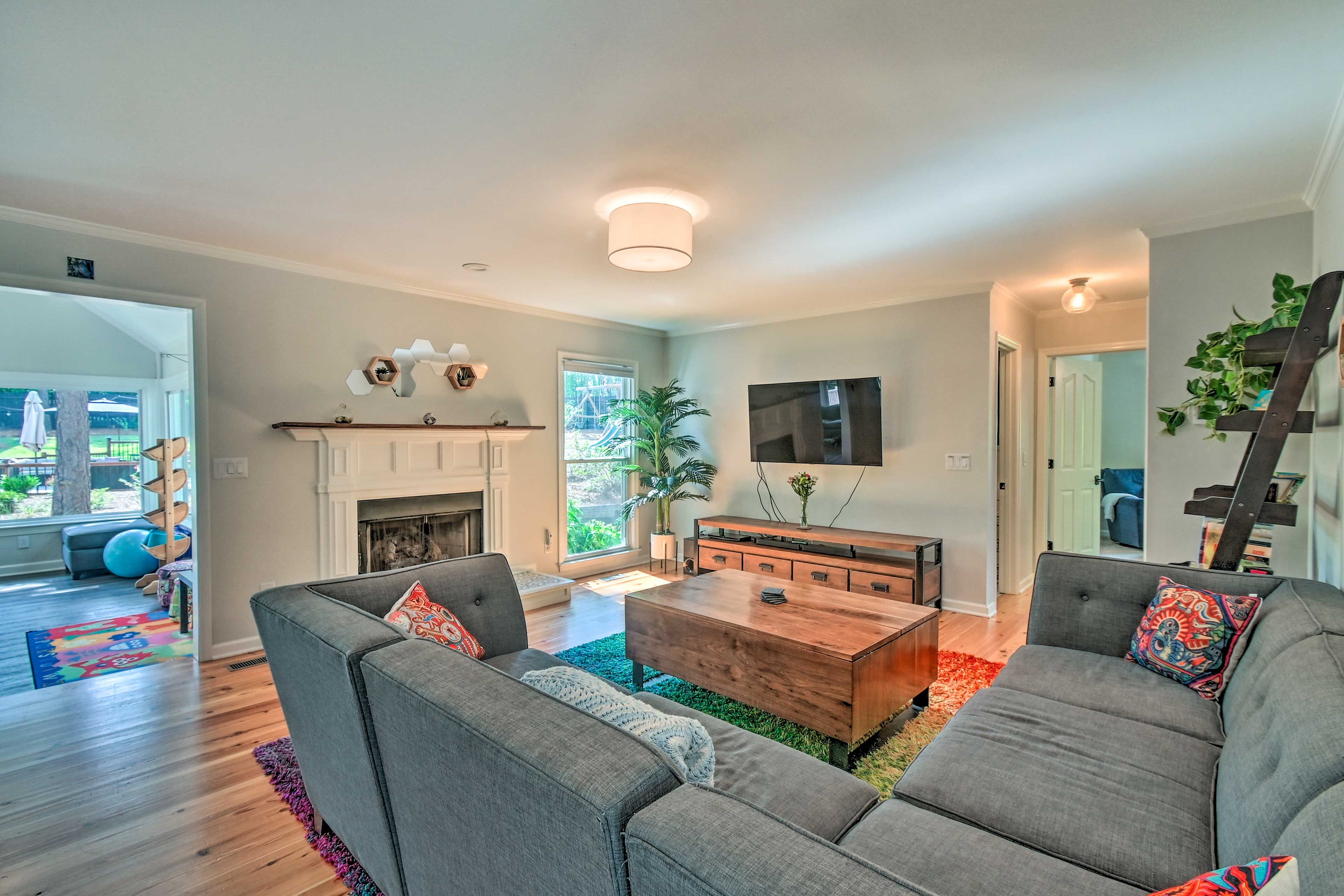 Living Room | 1st Floor | Smart TV | Free WiFi (230 Mbps) | Central A/C