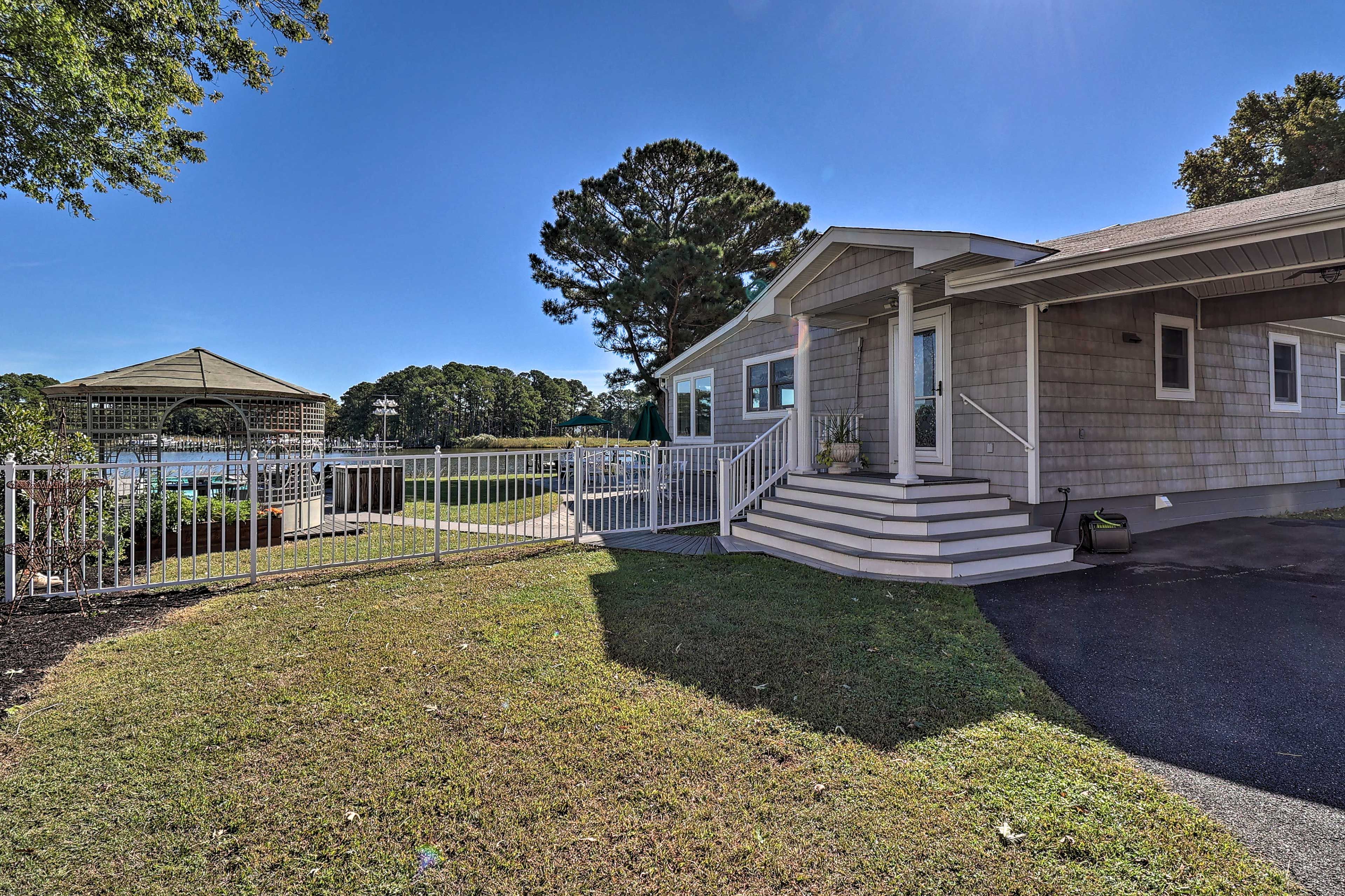 Parking | Driveway (4 Vehicles) | Carport (1 Vehicle)