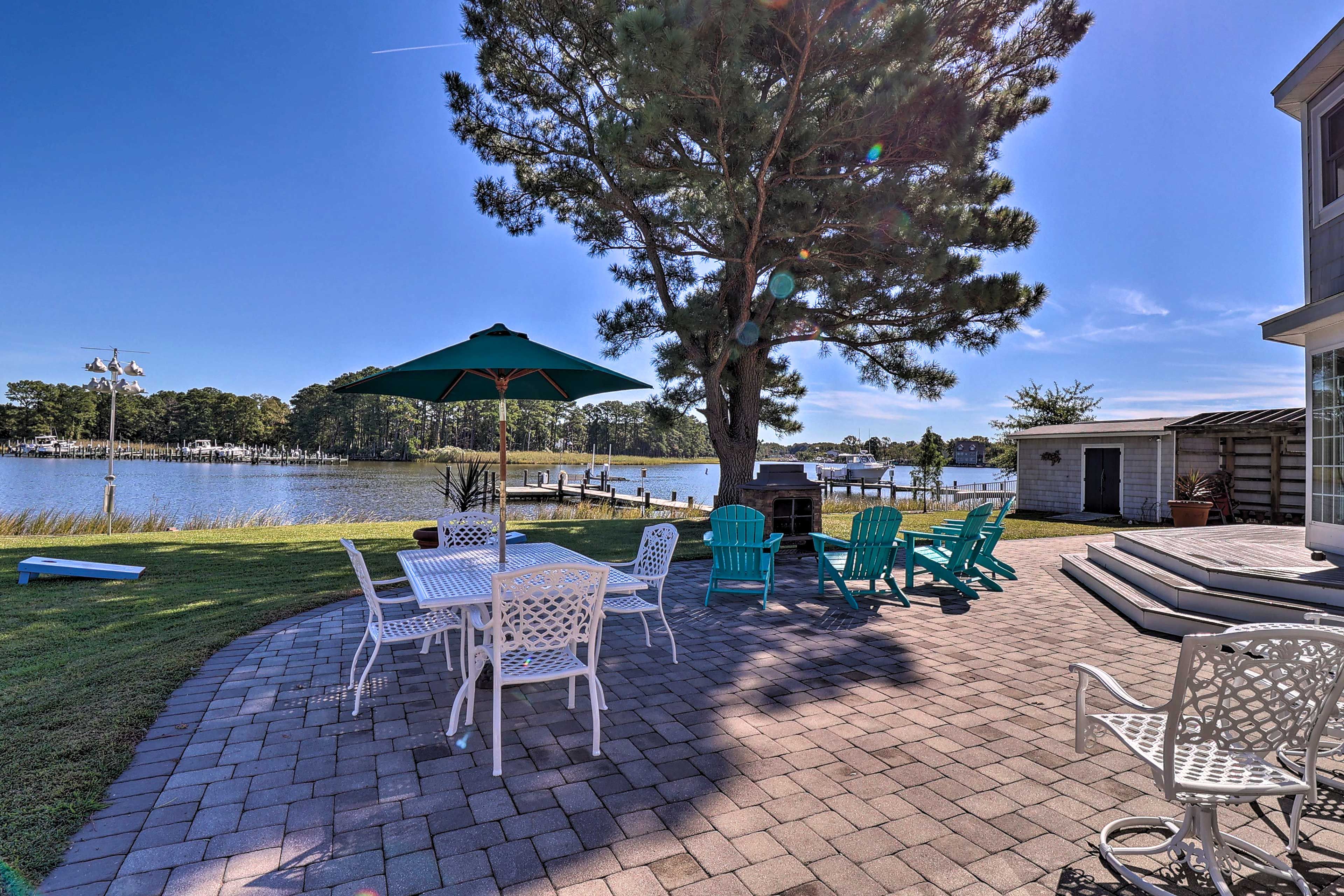 Furnished Patio | Fire Pit | Gazebo | Life Vests | Pool Depth (4 Feet)