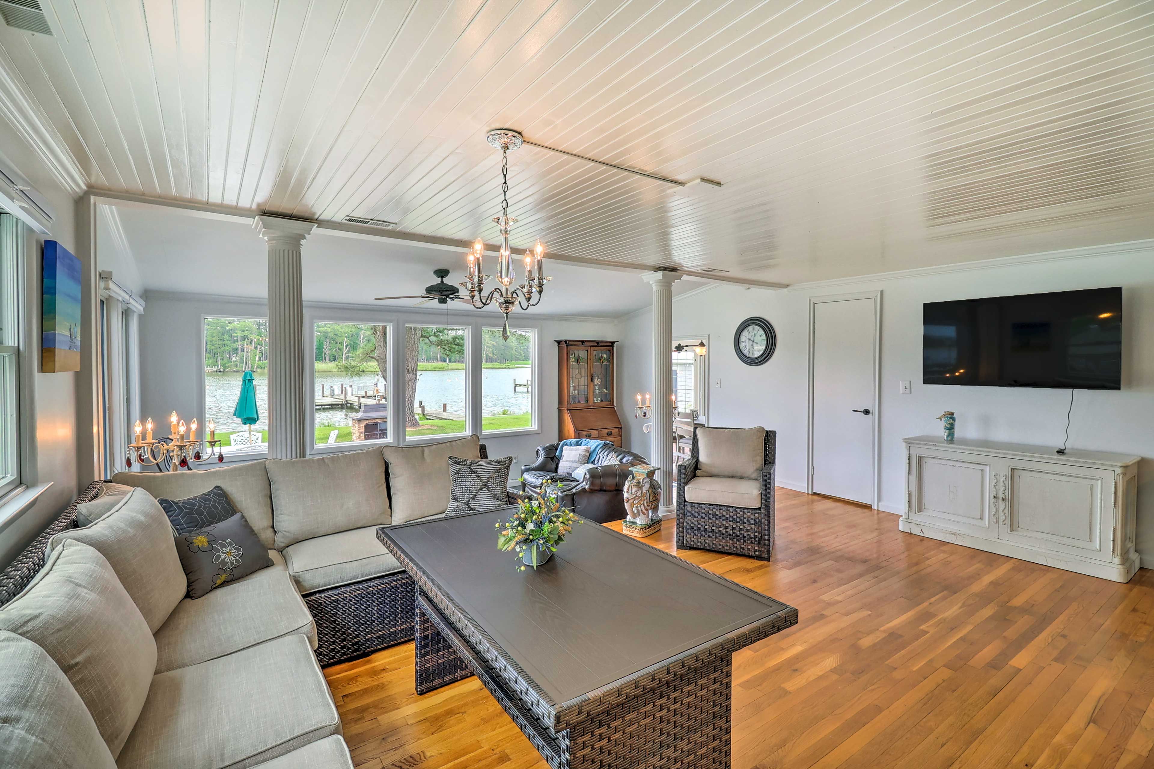 Living Room | Keyless Entry | Free WiFi