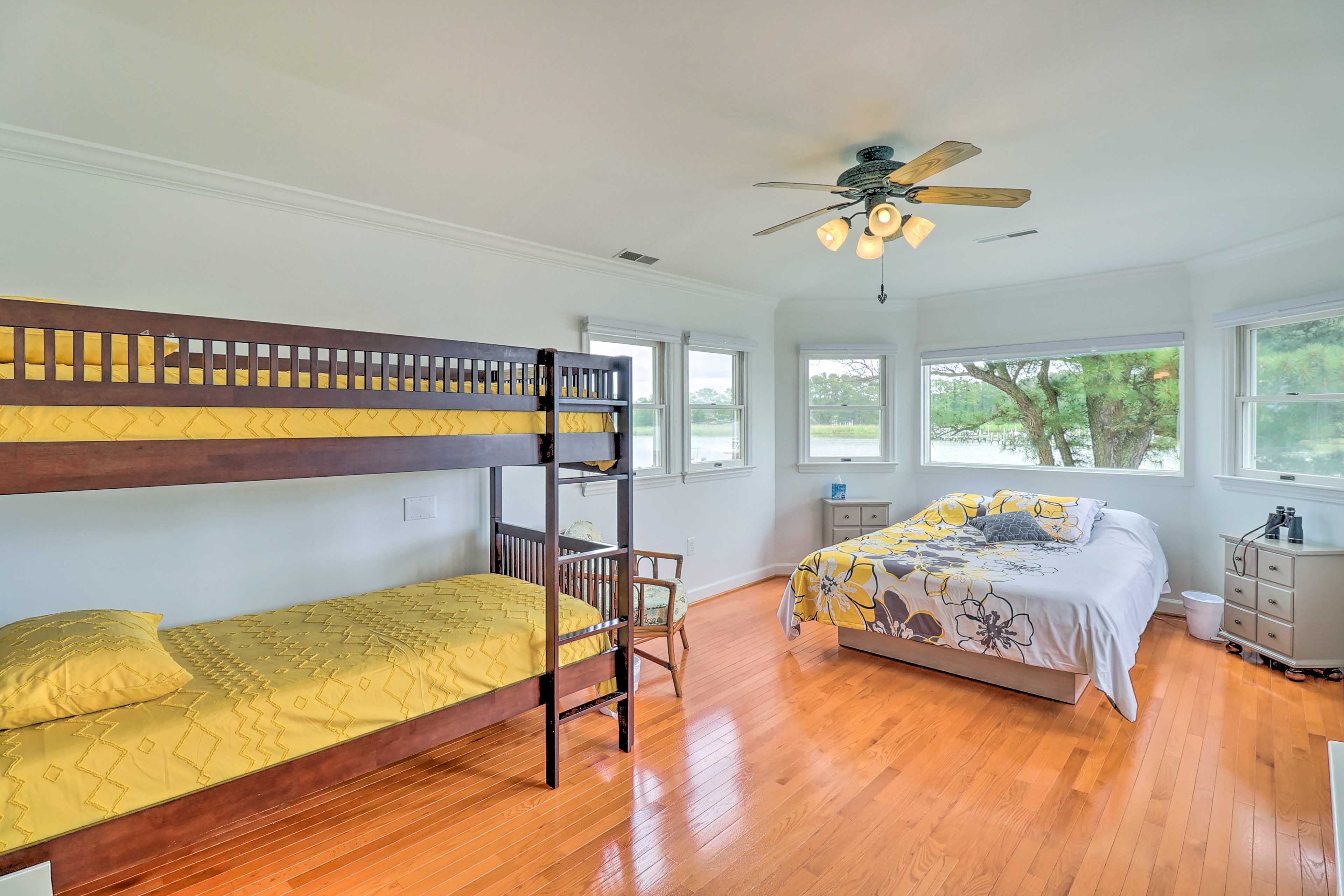 Bedroom 3 (Treehouse) | Queen Bed | Twin Bunk Bed | Smart TV