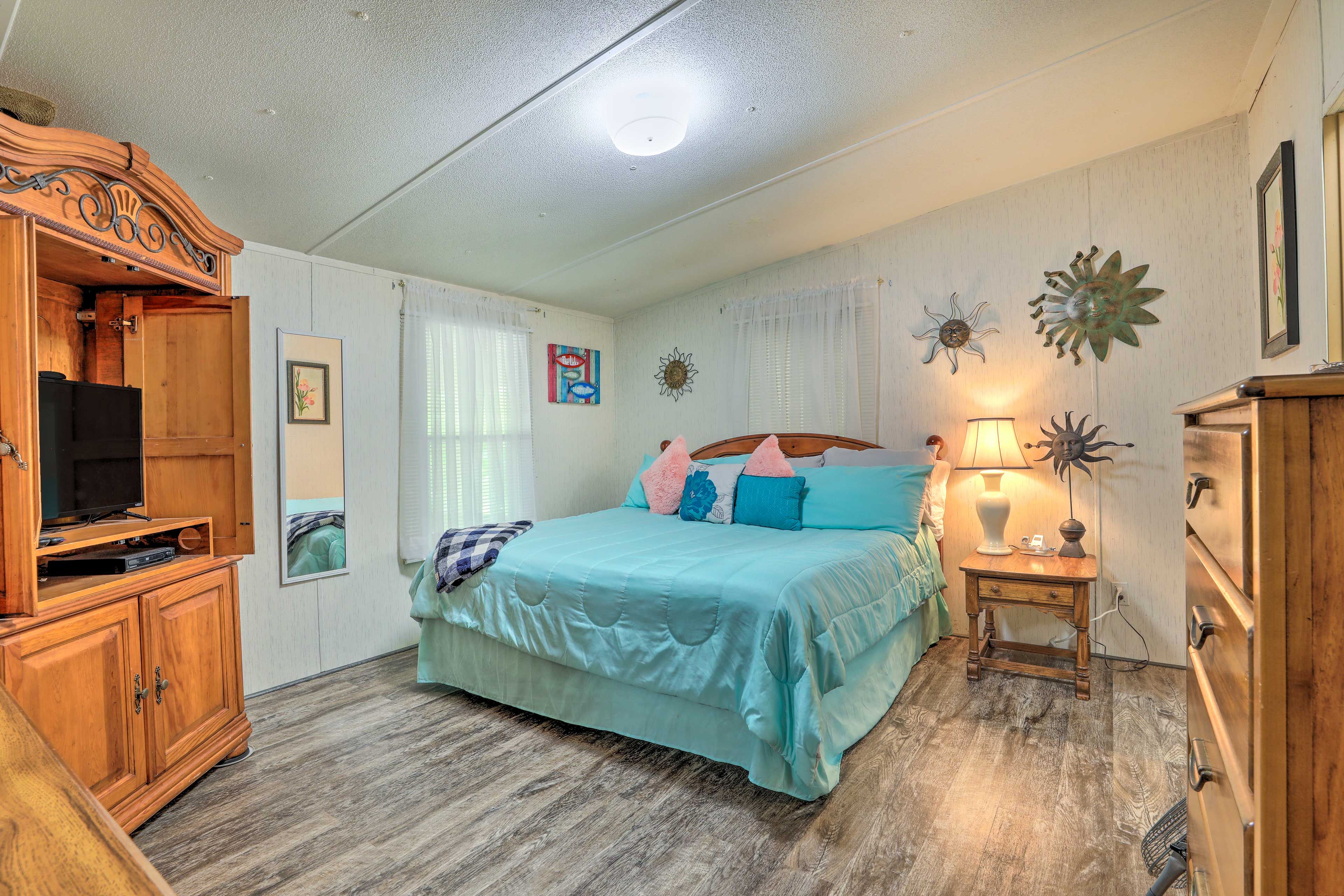 Bedroom 1 | King Bed | Linens & Towels | Full En-Suite Bathroom