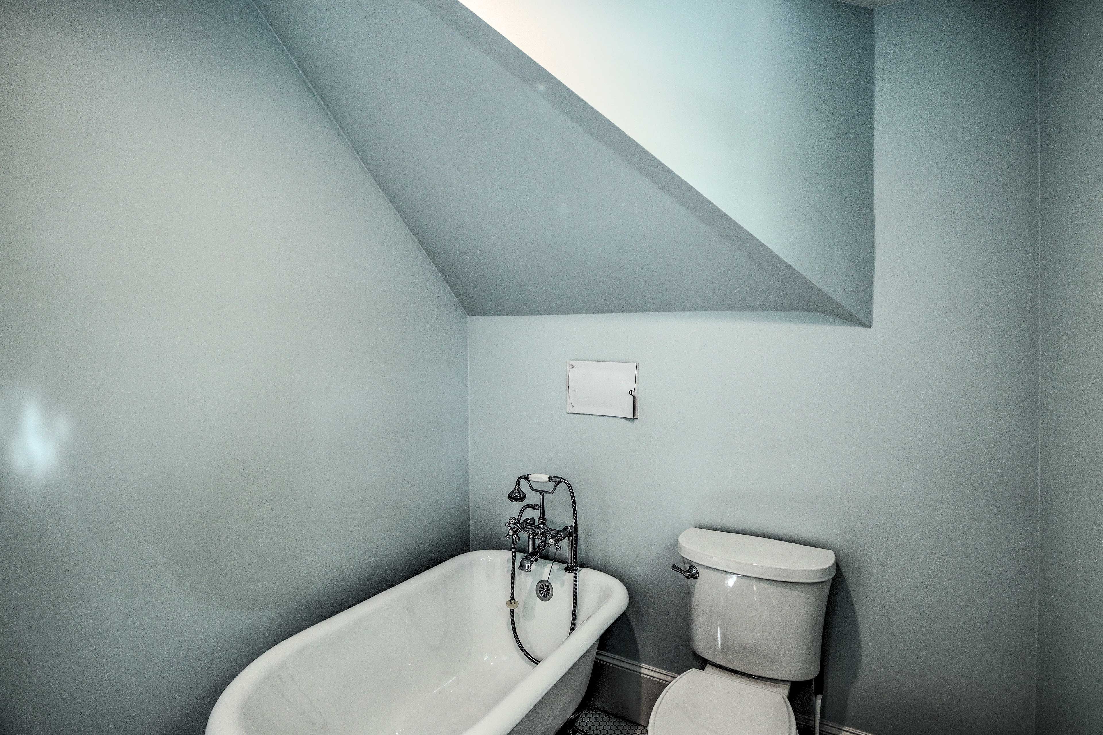 Full Bath | Towels Provided