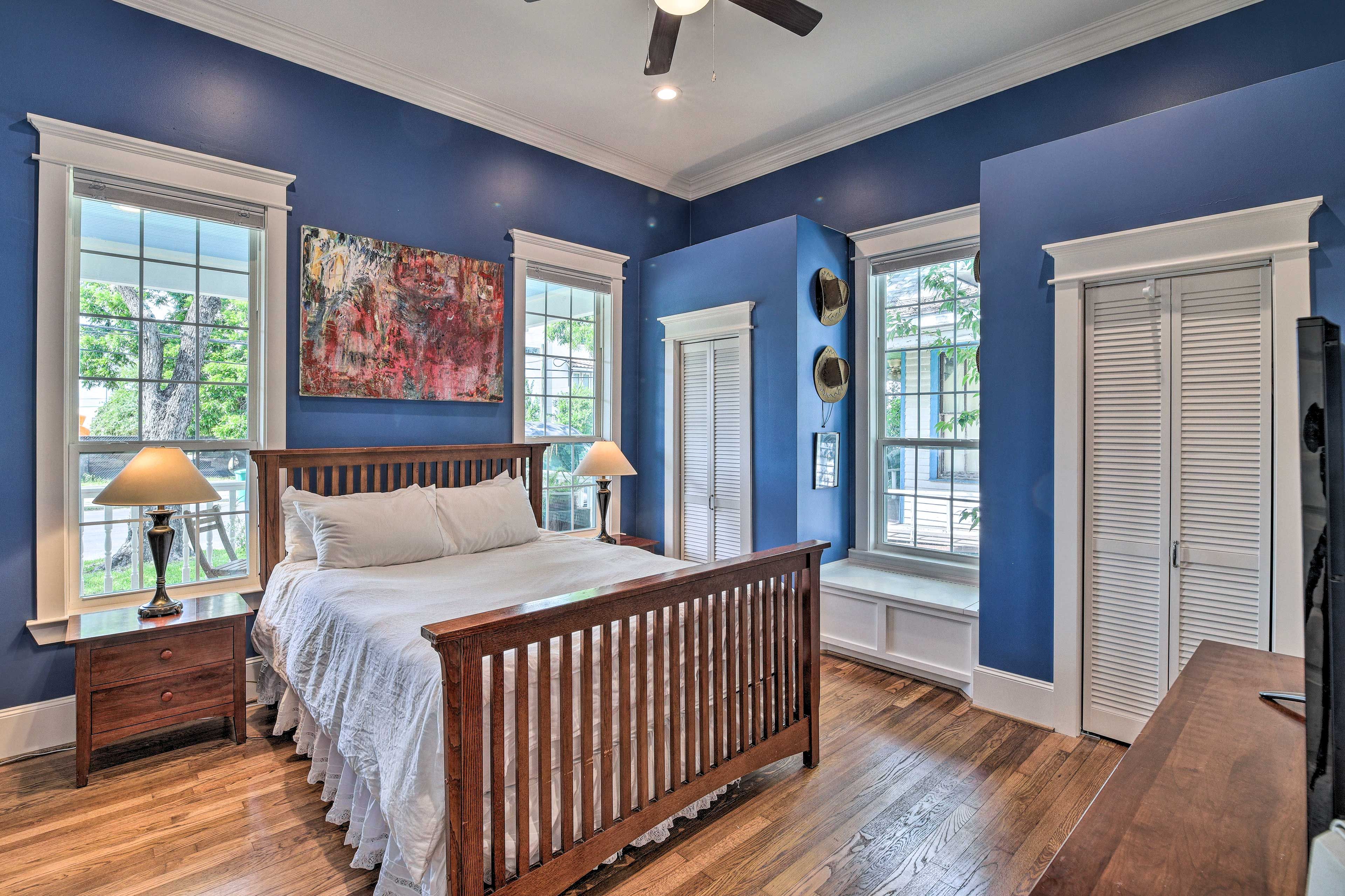 Bedroom 1 | Queen Bed | En-Suite Bathroom