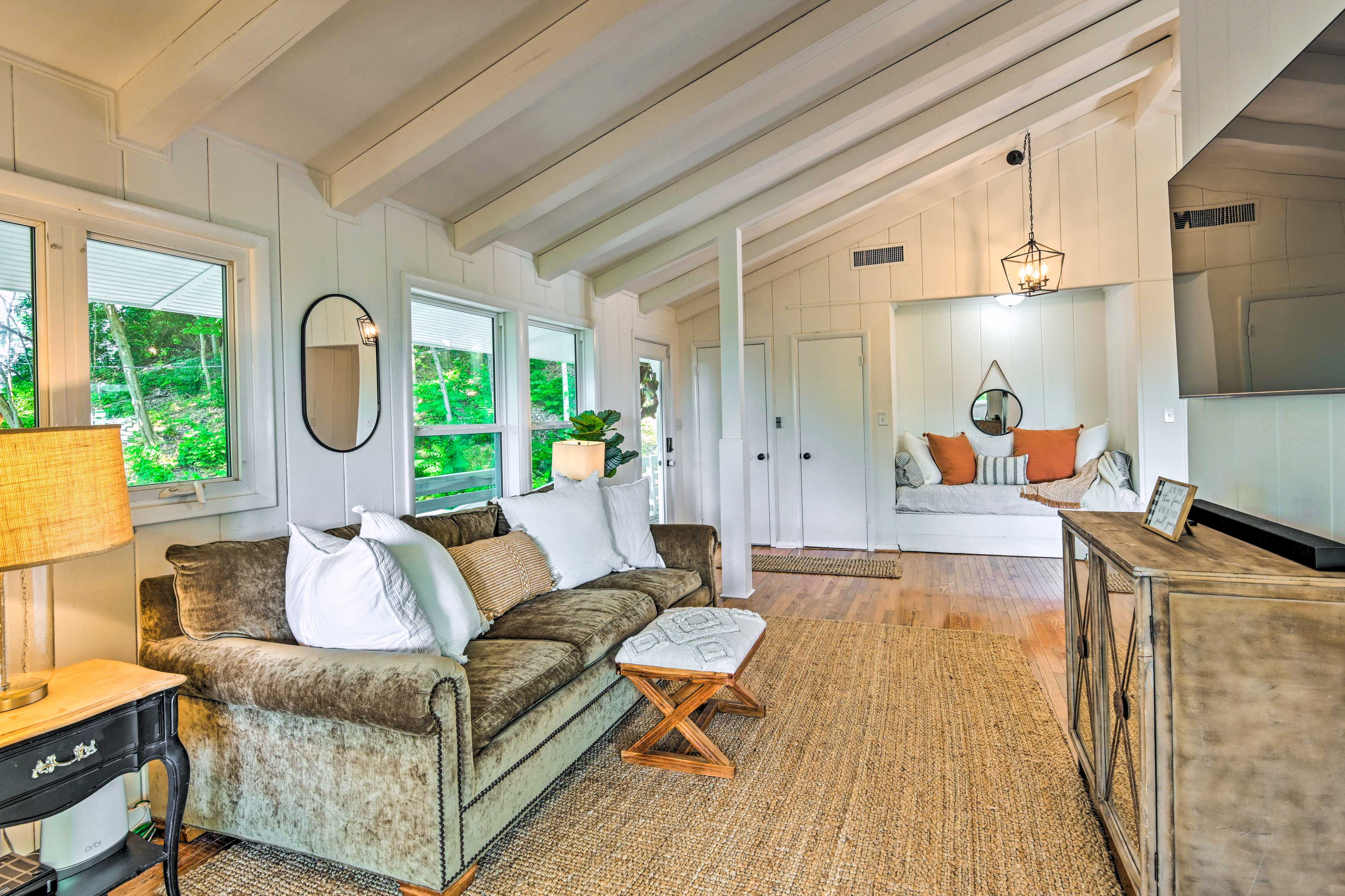Living Room | Free WiFi | Central A/C | Smart TV | Twin Daybed
