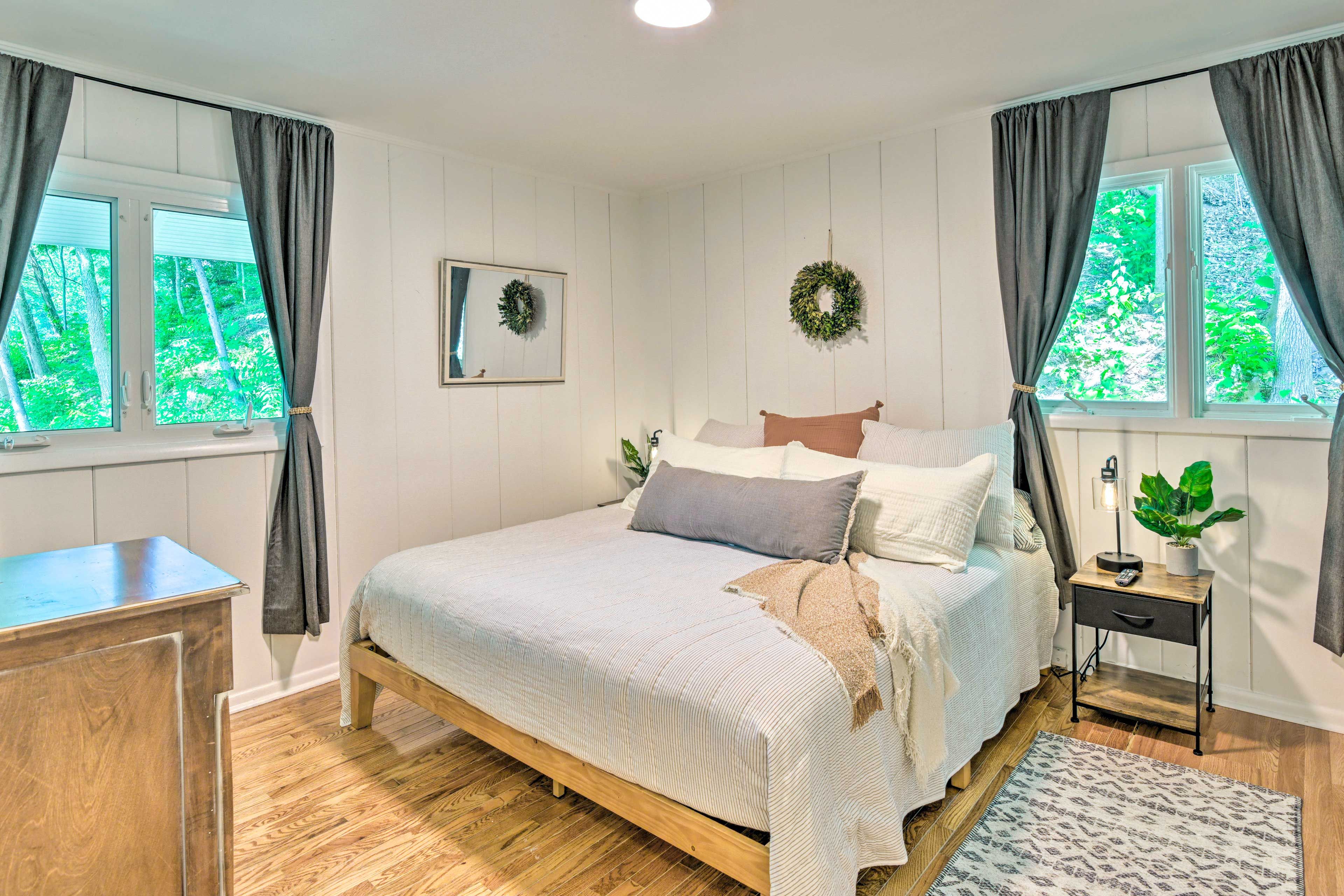 Bedroom 2 | King Bed | Main Level | Smart TV