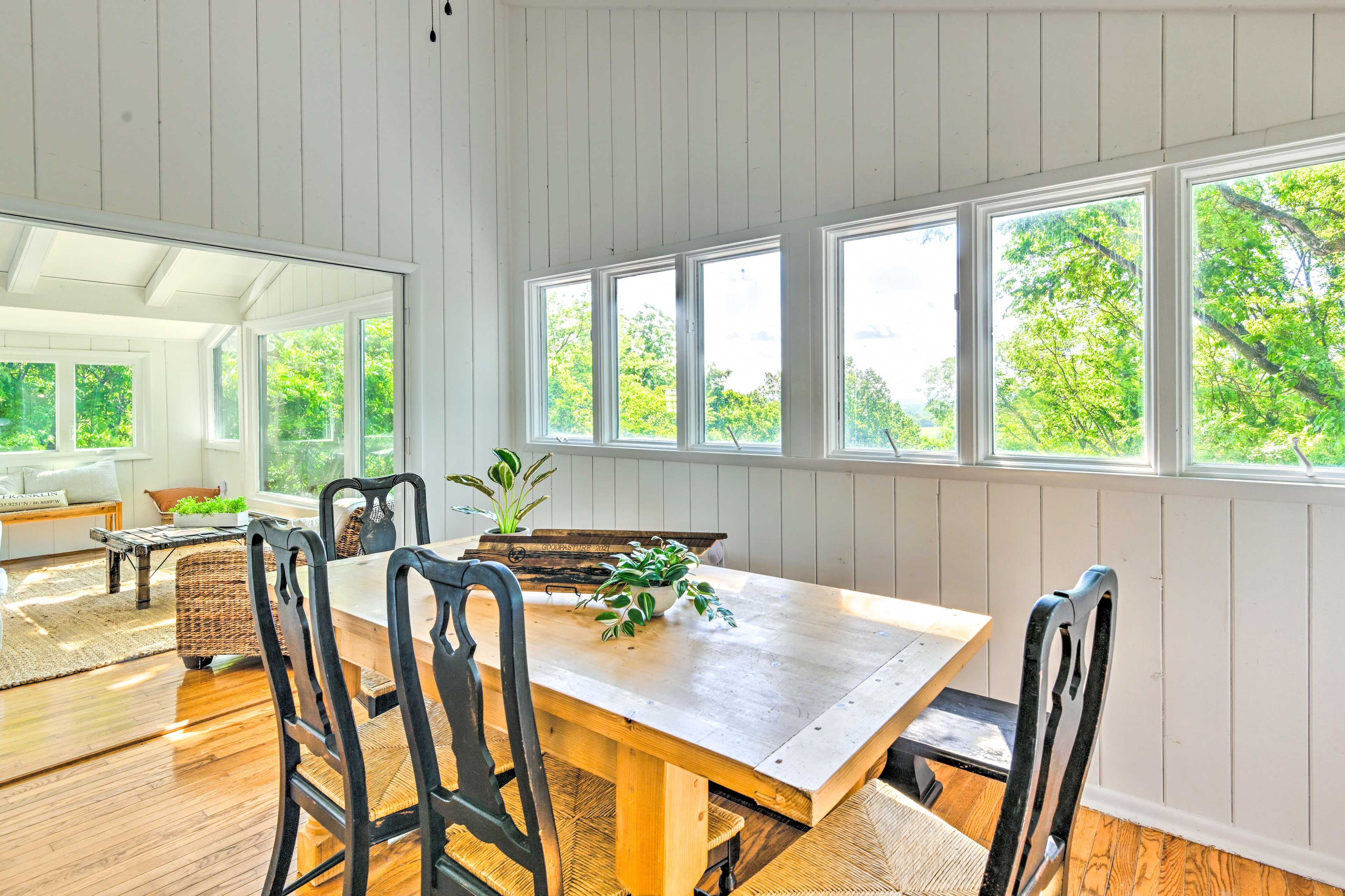 Dining Room | Dishware/Flatware Provided