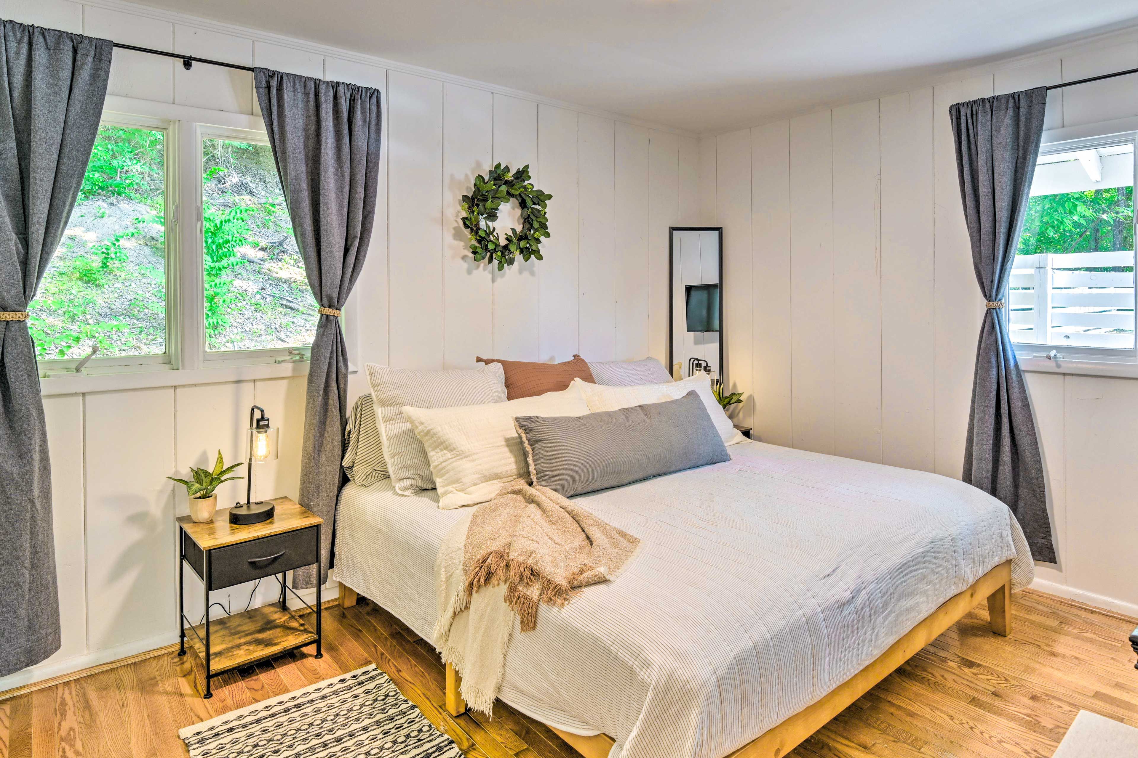 Bedroom 1 | King Bed | Main Level | Linens Provided | Smart TV
