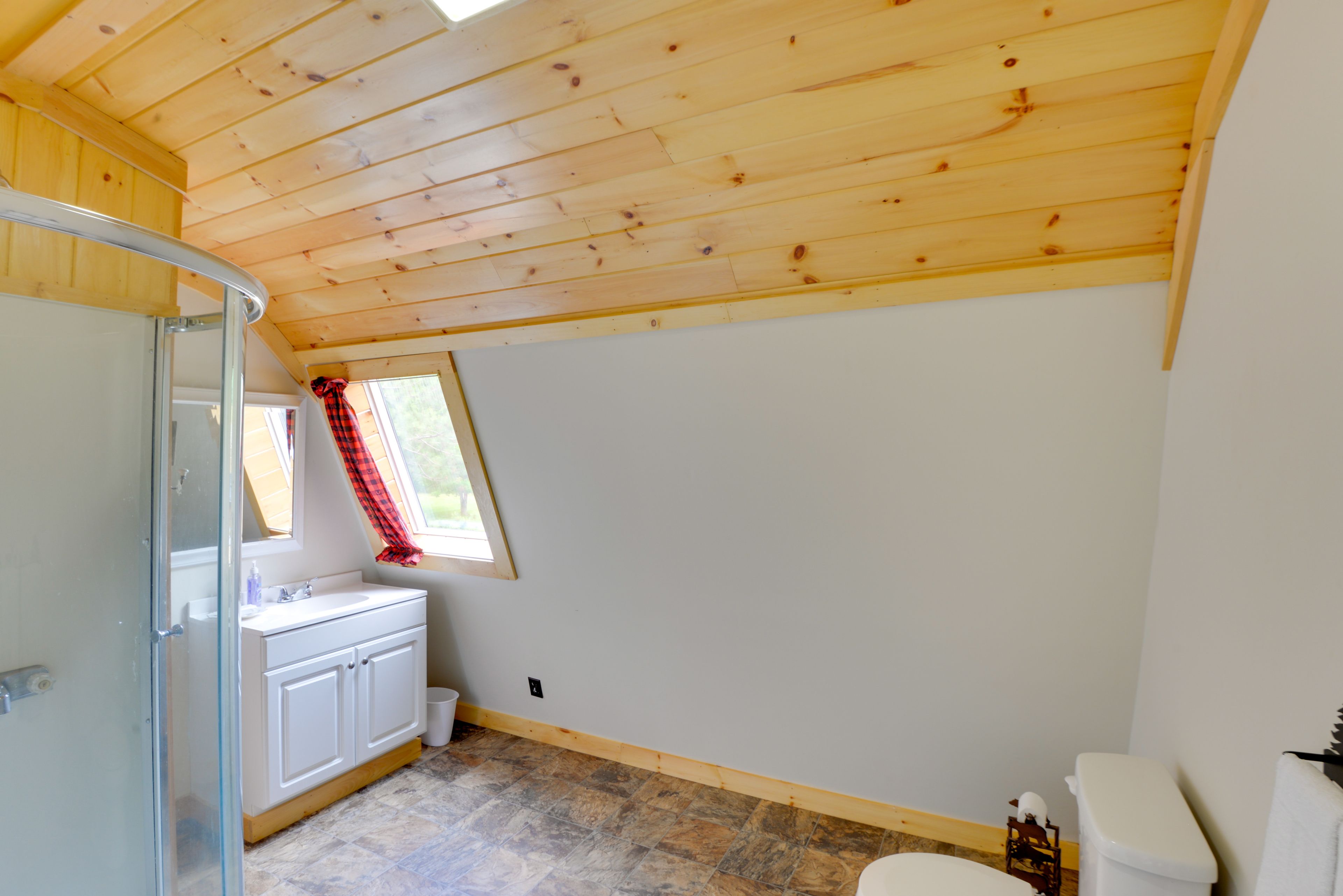 Full Bathroom | Linens & Towels | Complimentary Toiletries