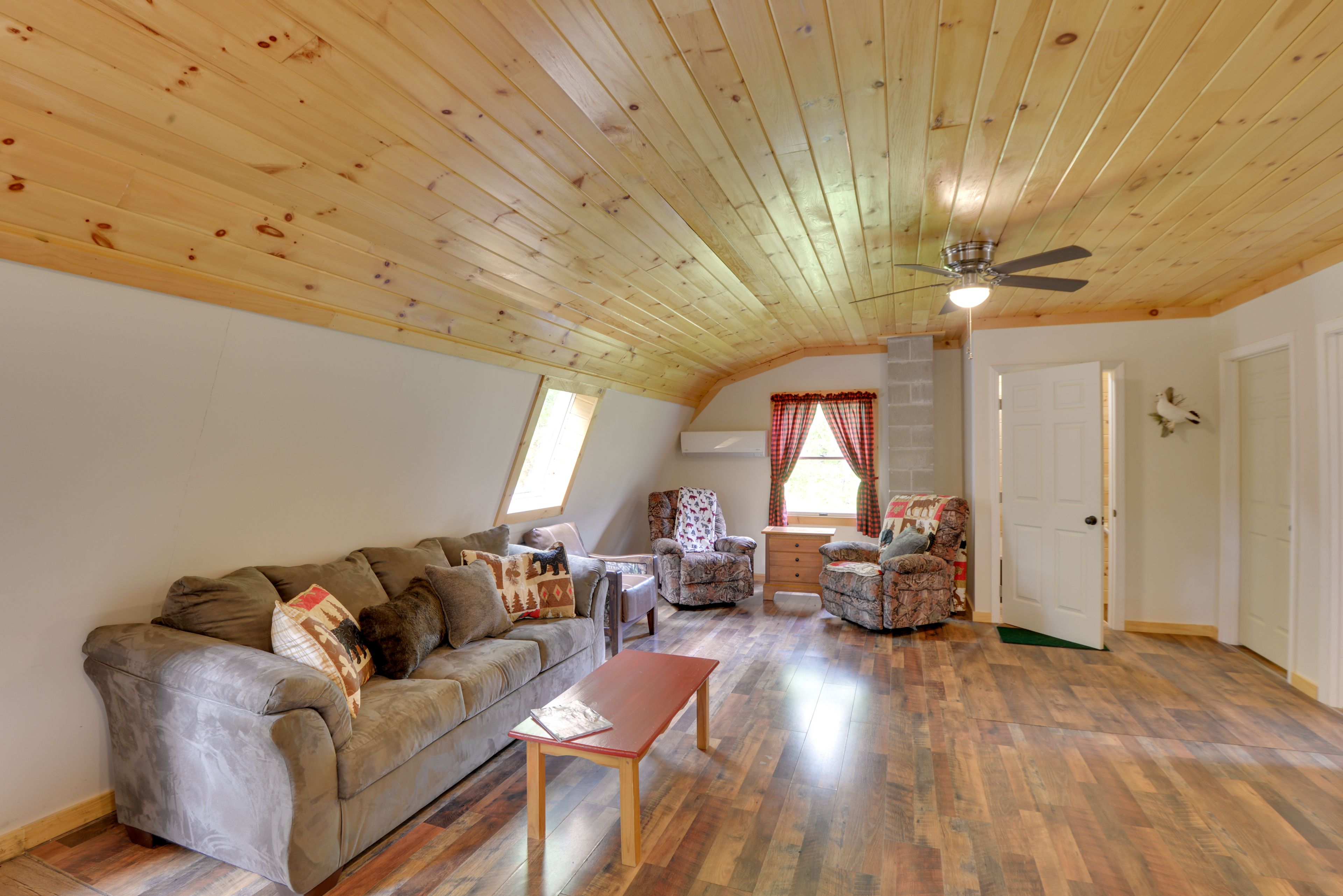 Living Room | Free WiFi | Smart TV | Central A/C