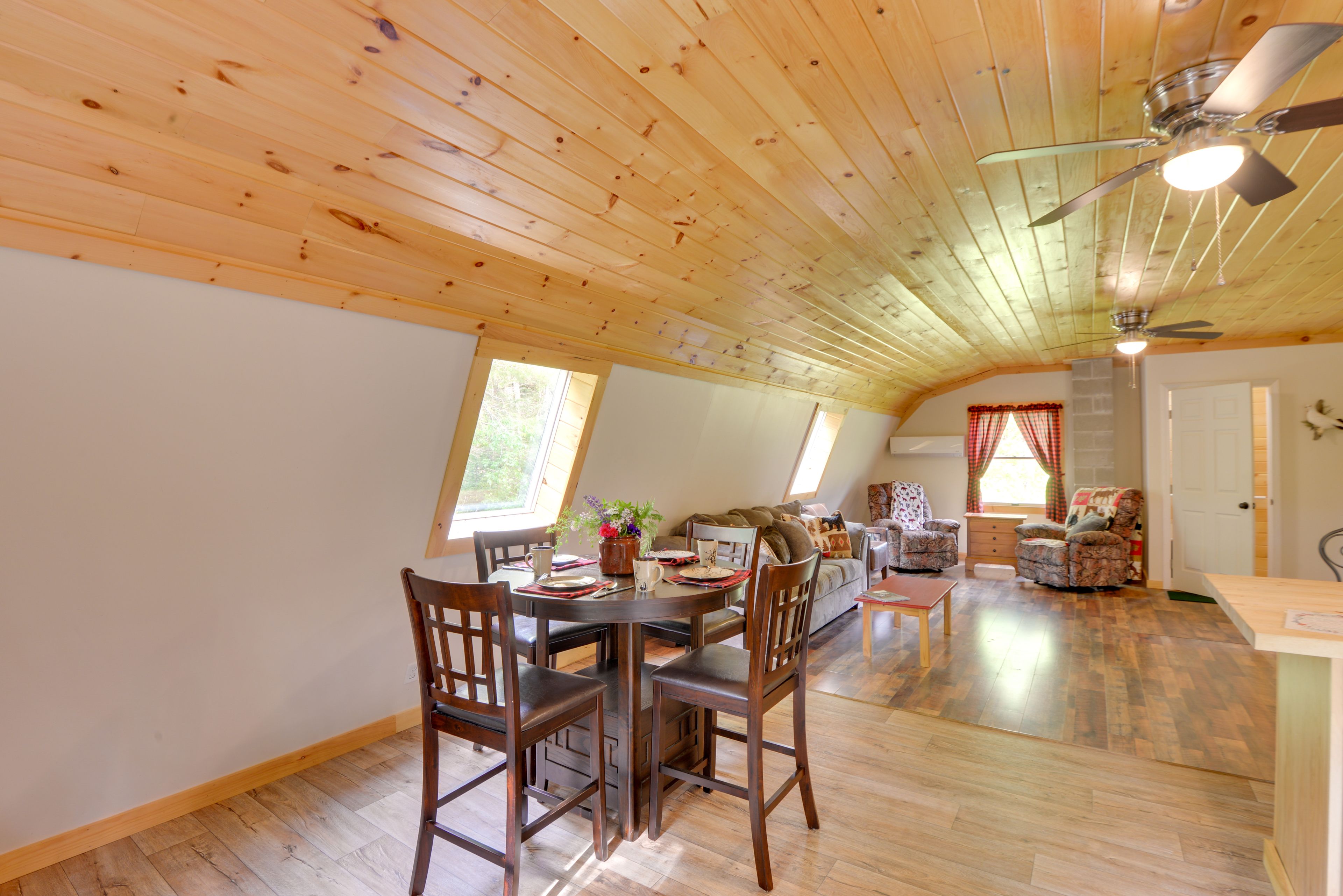 Dining Area | Dishware & Flatware Provided
