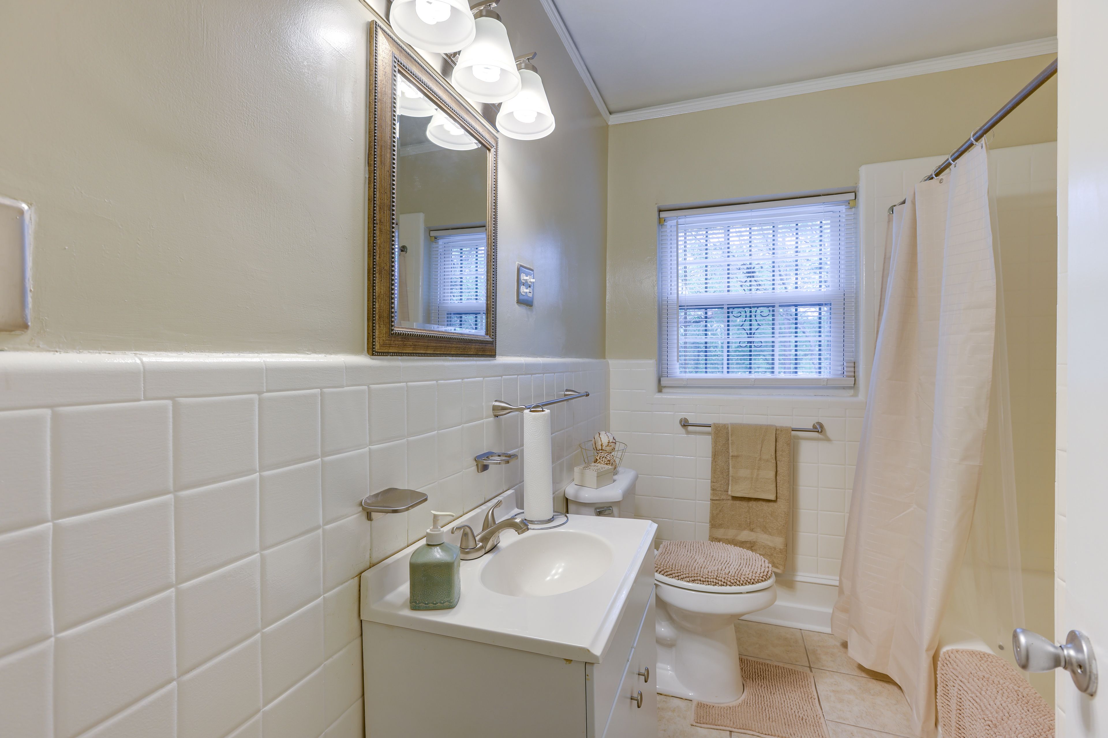 Full Bathroom | Complimentary Toiletries