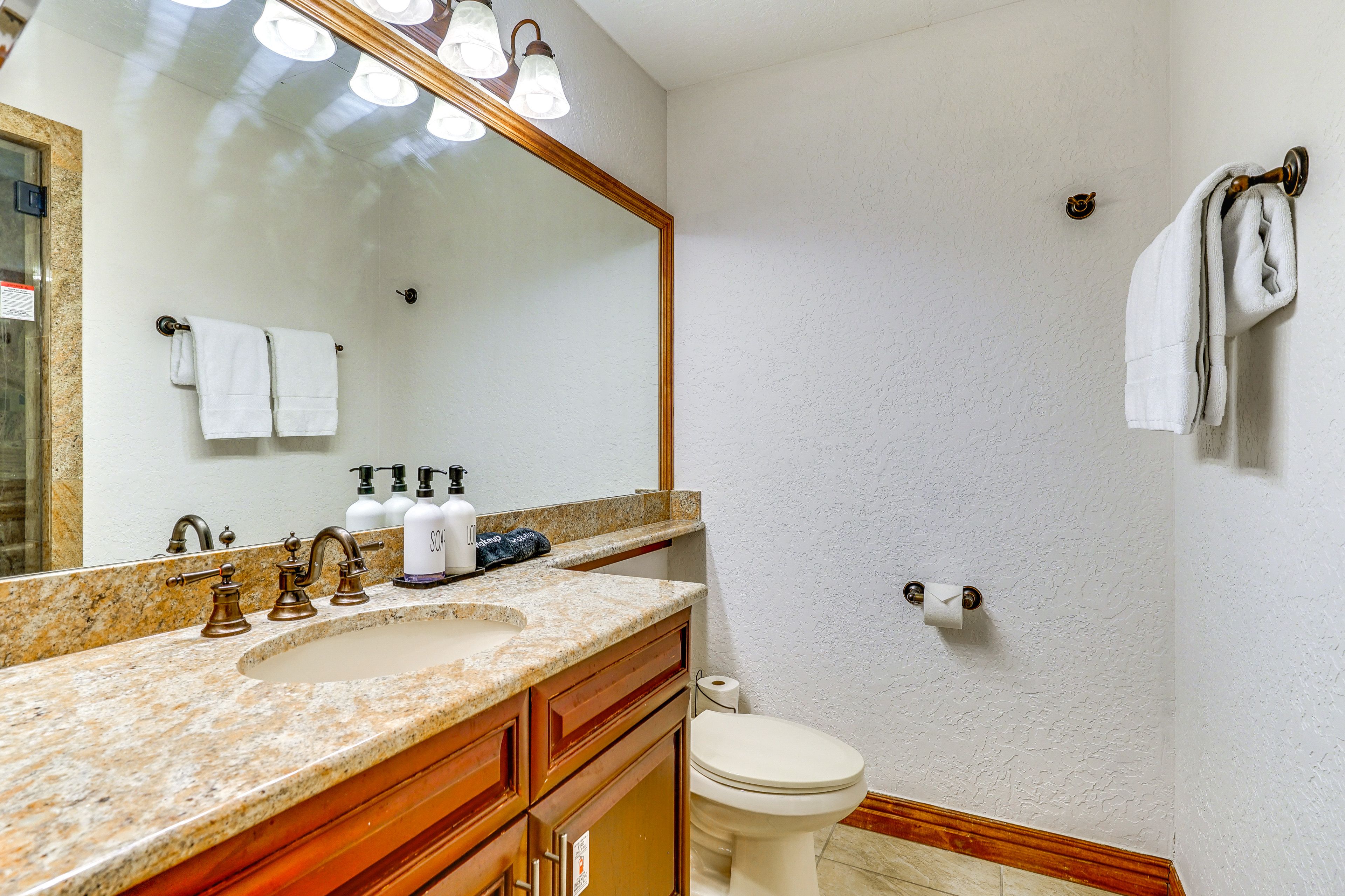 Full Bathroom | Towels Provided