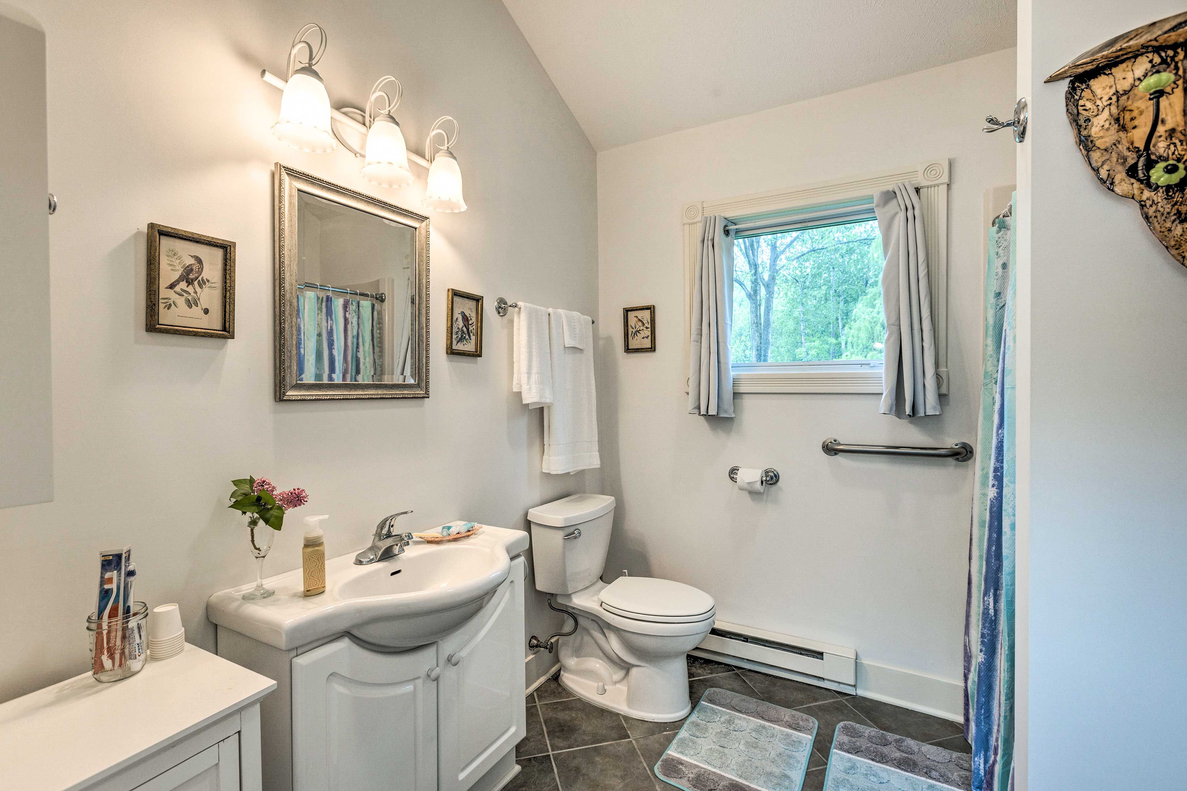 Full Bathroom | Complimentary Toiletries | Hair Dryer | Linens/Towels