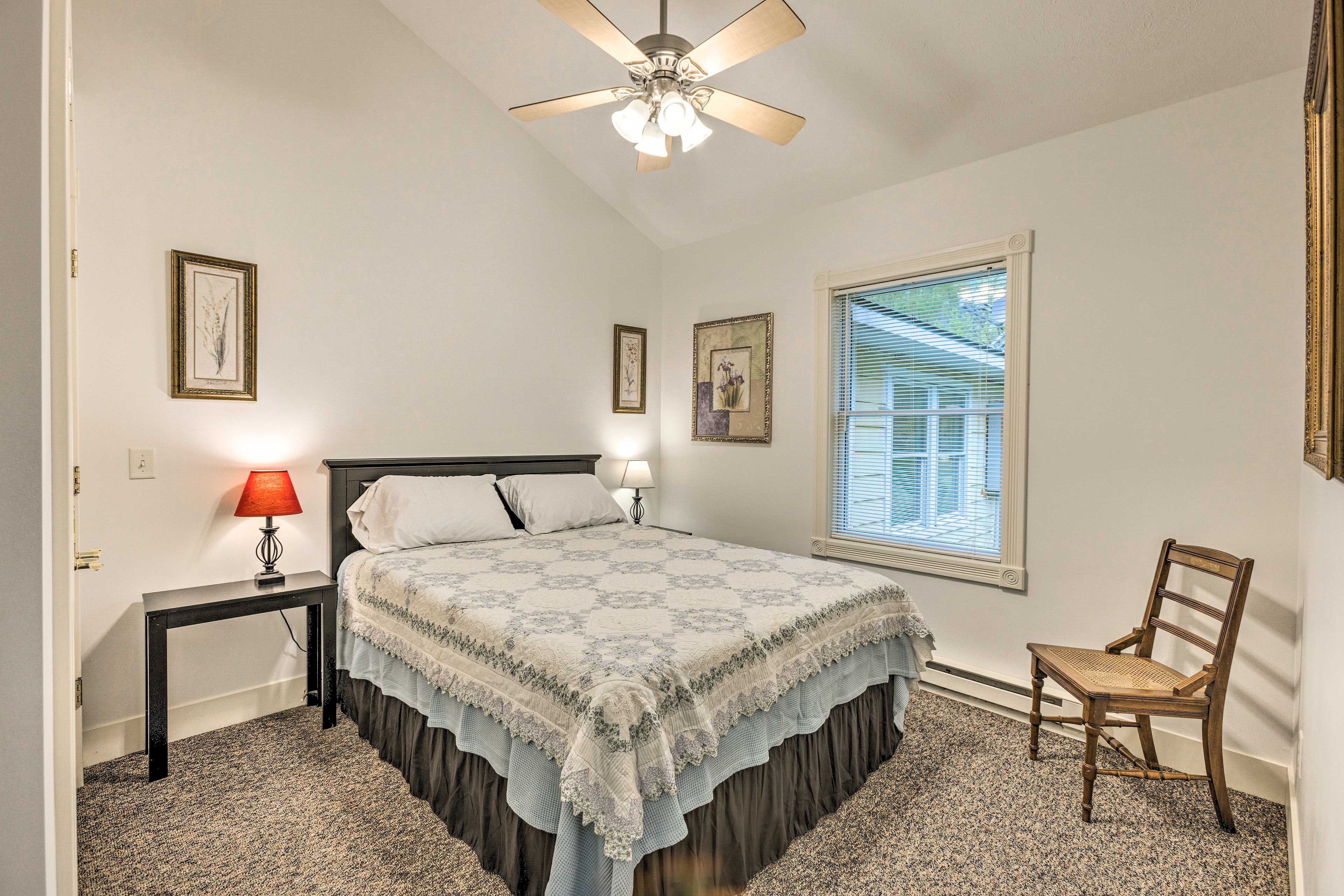 Bedroom | Queen Bed