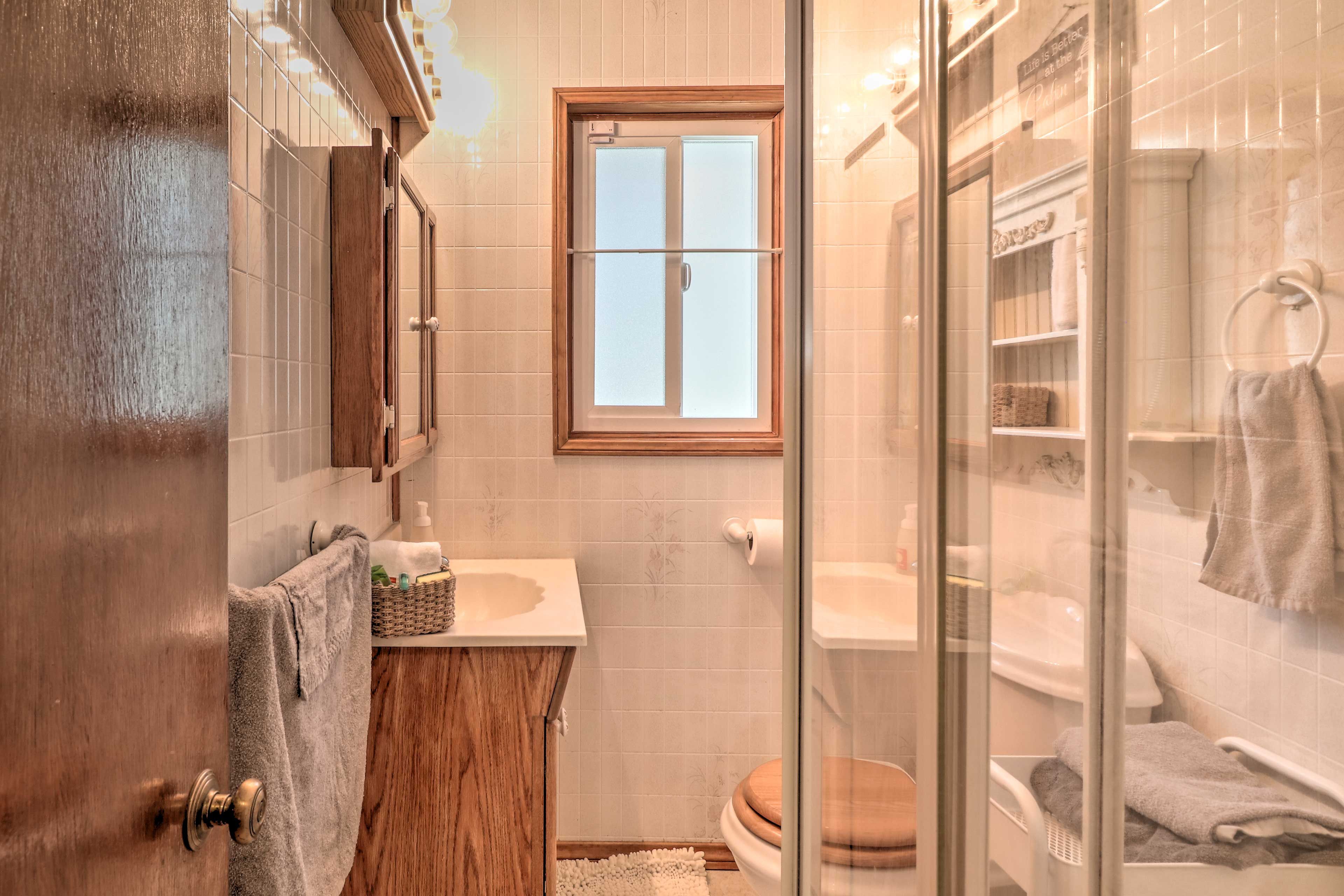 Full Bathroom | Complimentary Toiletries | Hair Dryer