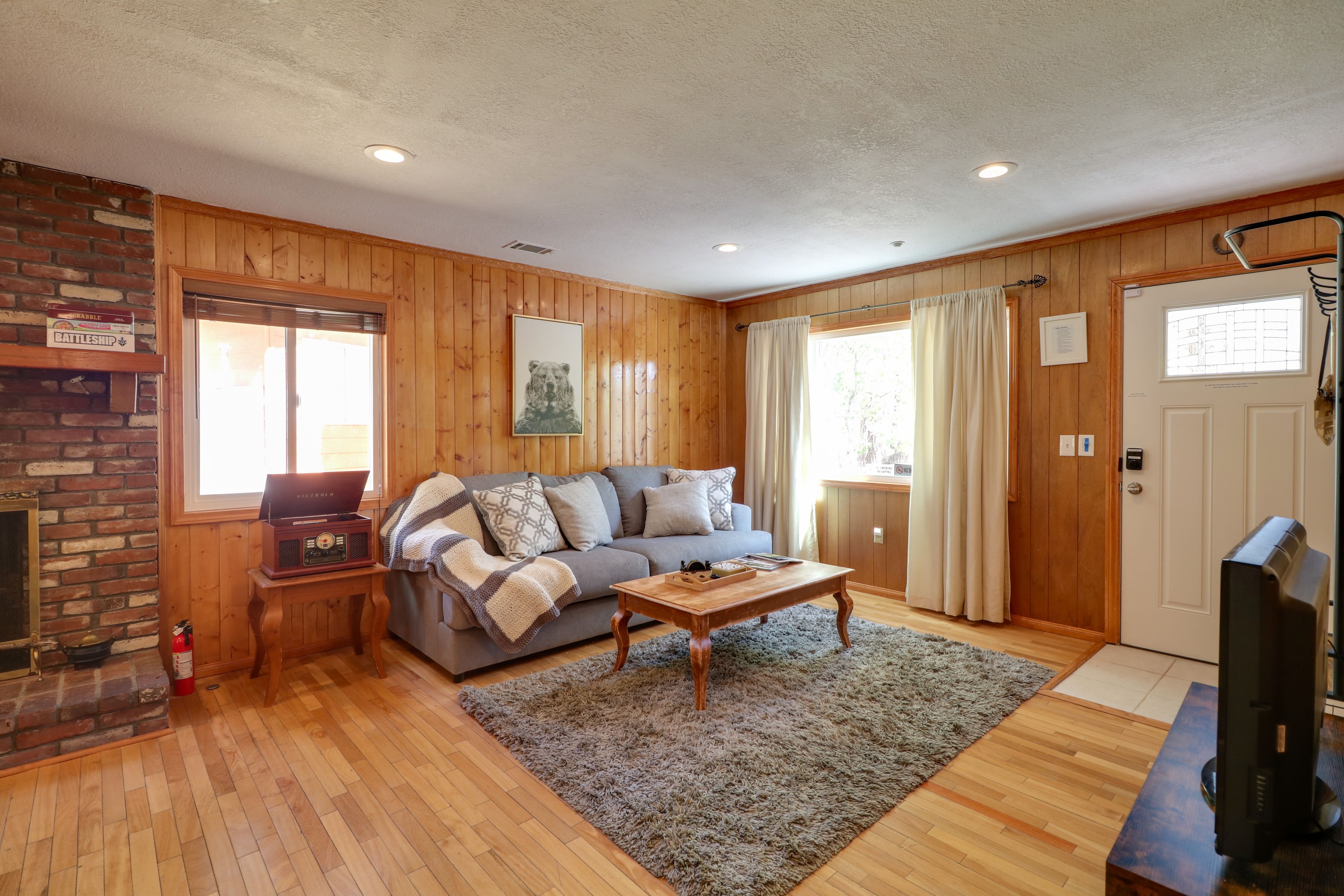 Living Room | Record Player | Smart TV w/ Netflix, Amazon Prime